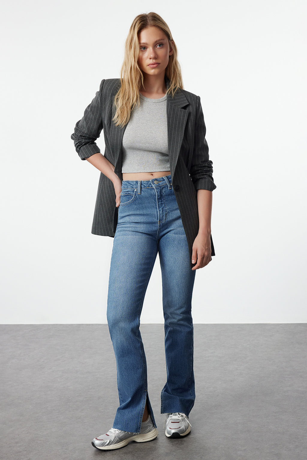 Trendyolmilla Lacivert Yırtmaçlı Yüksek Bel Comfort/Esnek Flare İspanyol Paça Jeans TWOAW22JE0382