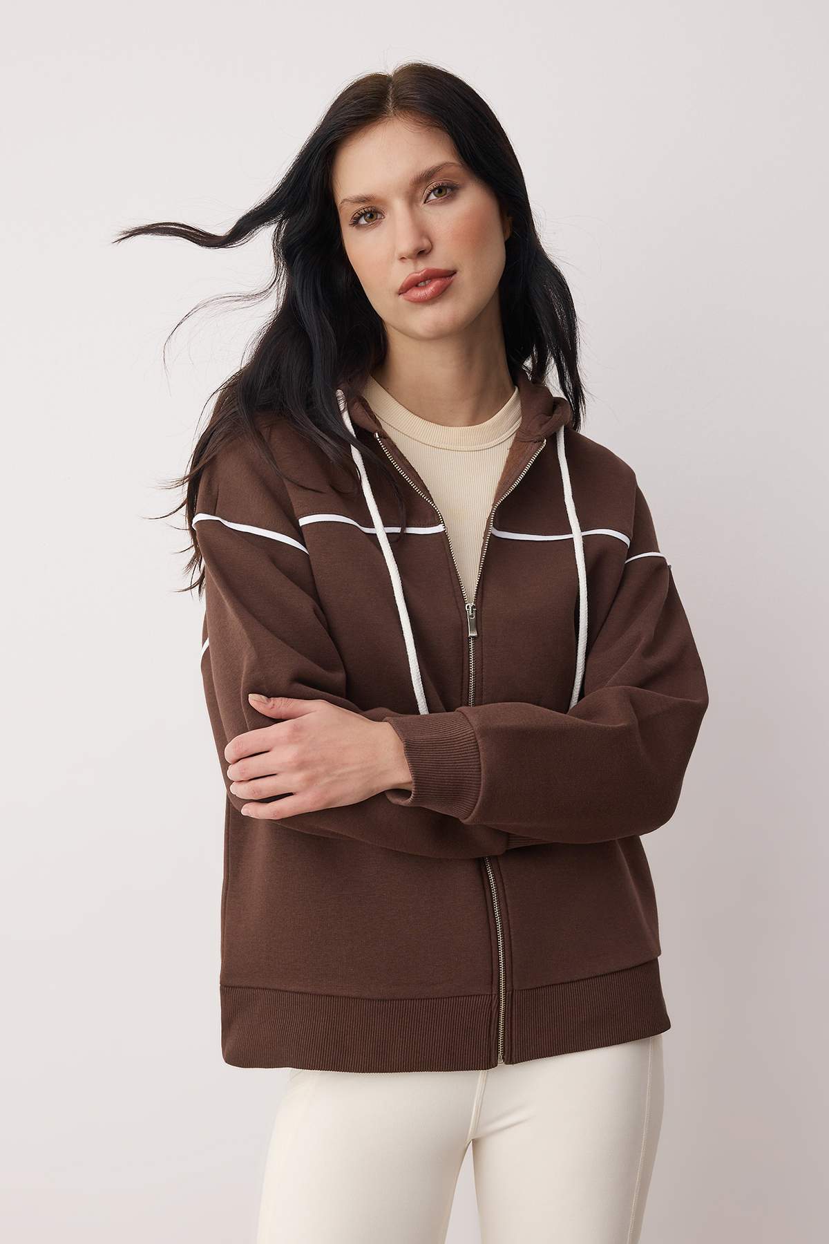 Trendyolmilla Lacivert Kapüşonlu ve Biye Detaylı Oversize/Geniş Kalıp Örme Sweatshirt TWOAW26SW00106
