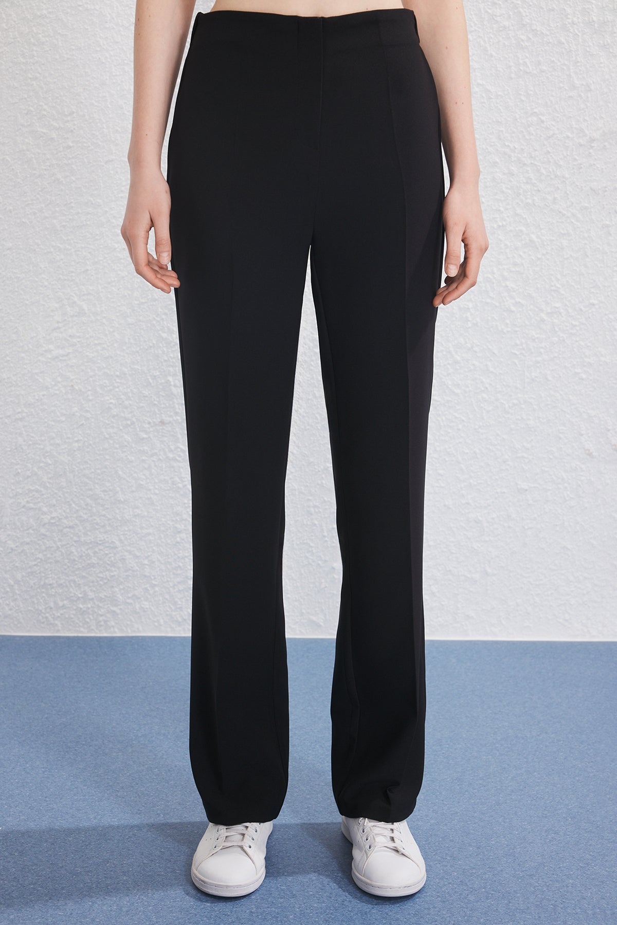 Trendyolmilla Siyah Arka Beli Lastikli Straight/Düz Kesim Dokuma Pantolon TWOSS25PL00102