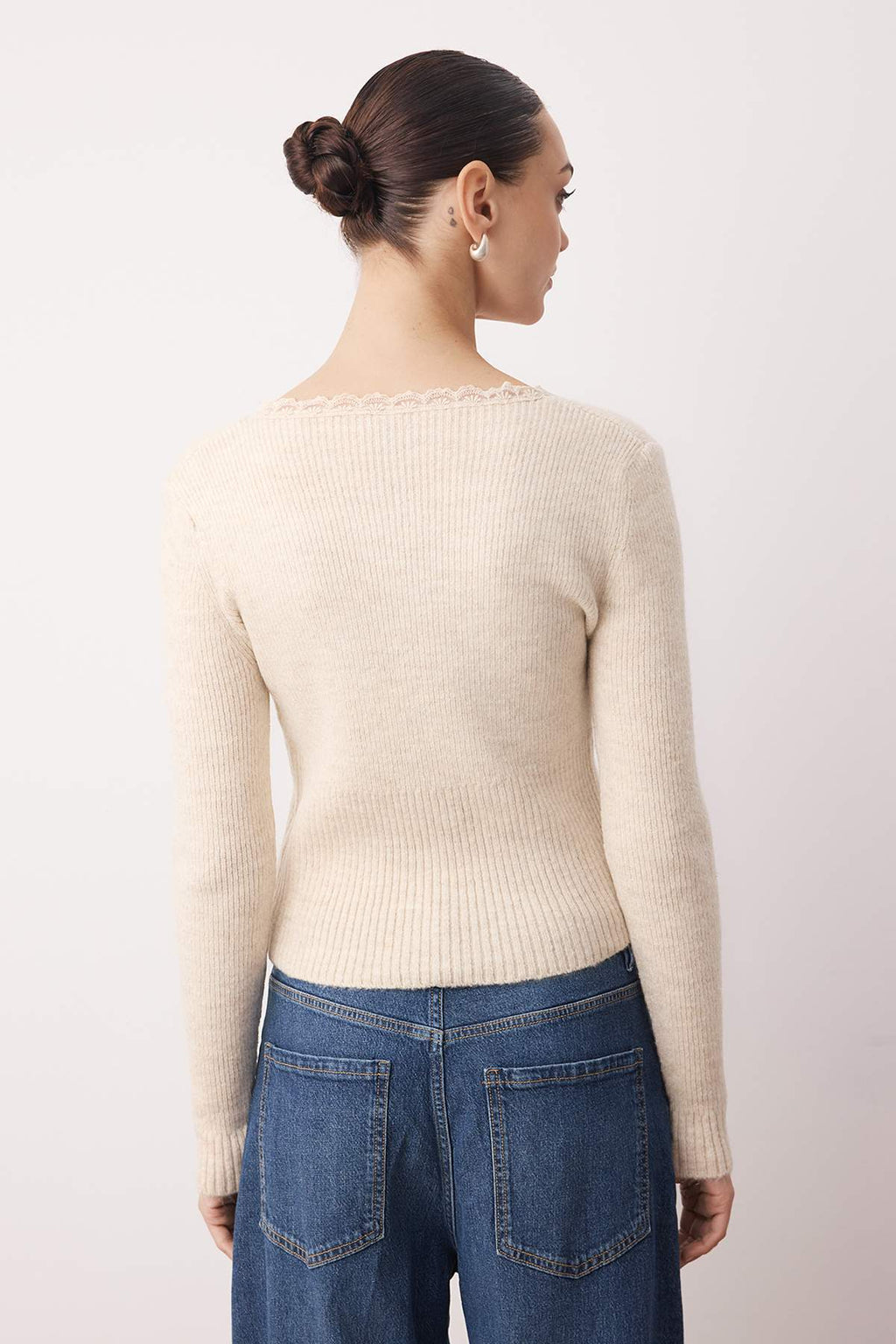 Trendyolmilla Kahverengi Crop Dantel Garnili Kare Yaka Yumuşak Dokulu Vücudu Saran Triko Hırka TWOAW26HI00061