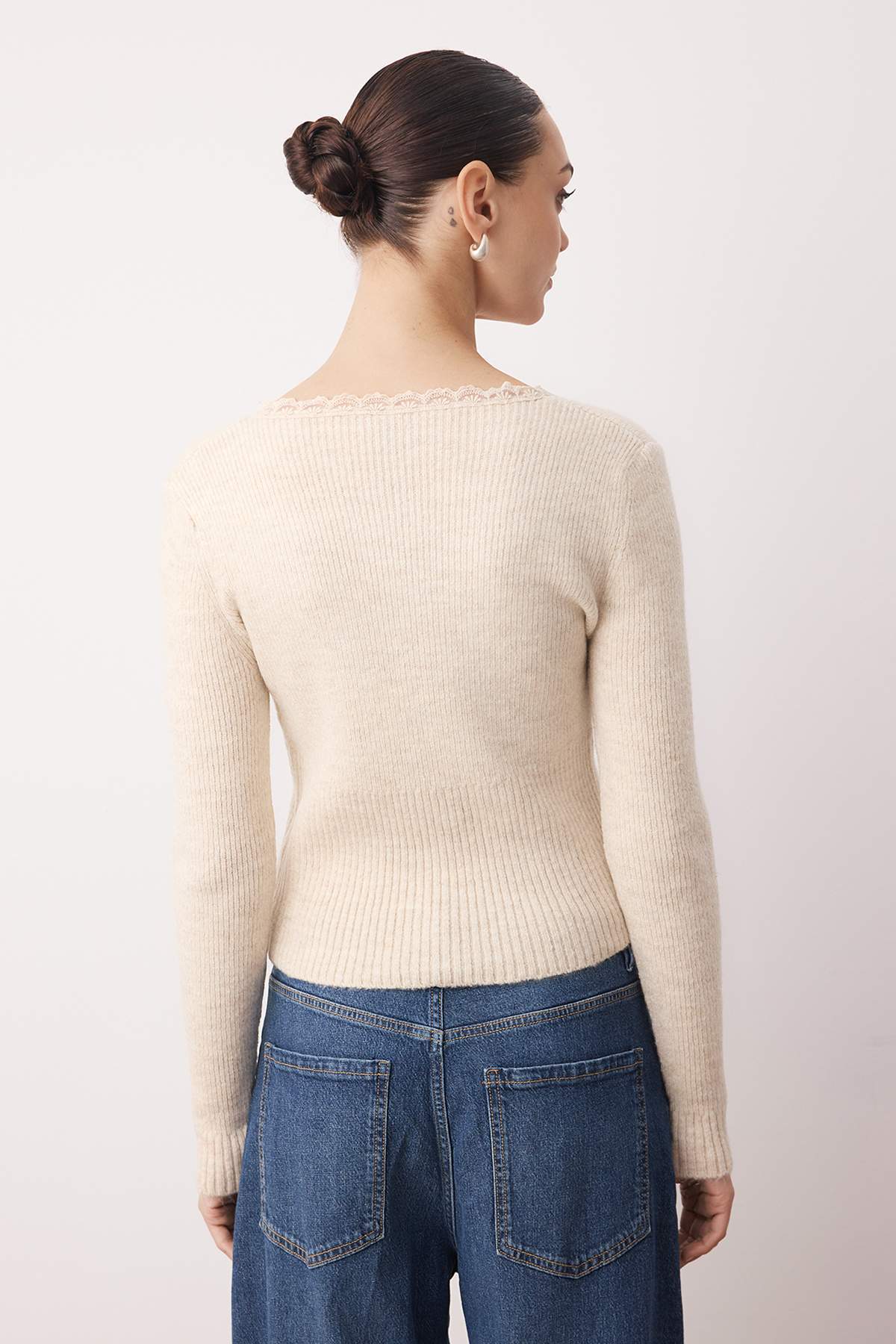 Trendyolmilla Kahverengi Crop Dantel Garnili Kare Yaka Yumuşak Dokulu Vücudu Saran Triko Hırka TWOAW26HI00061