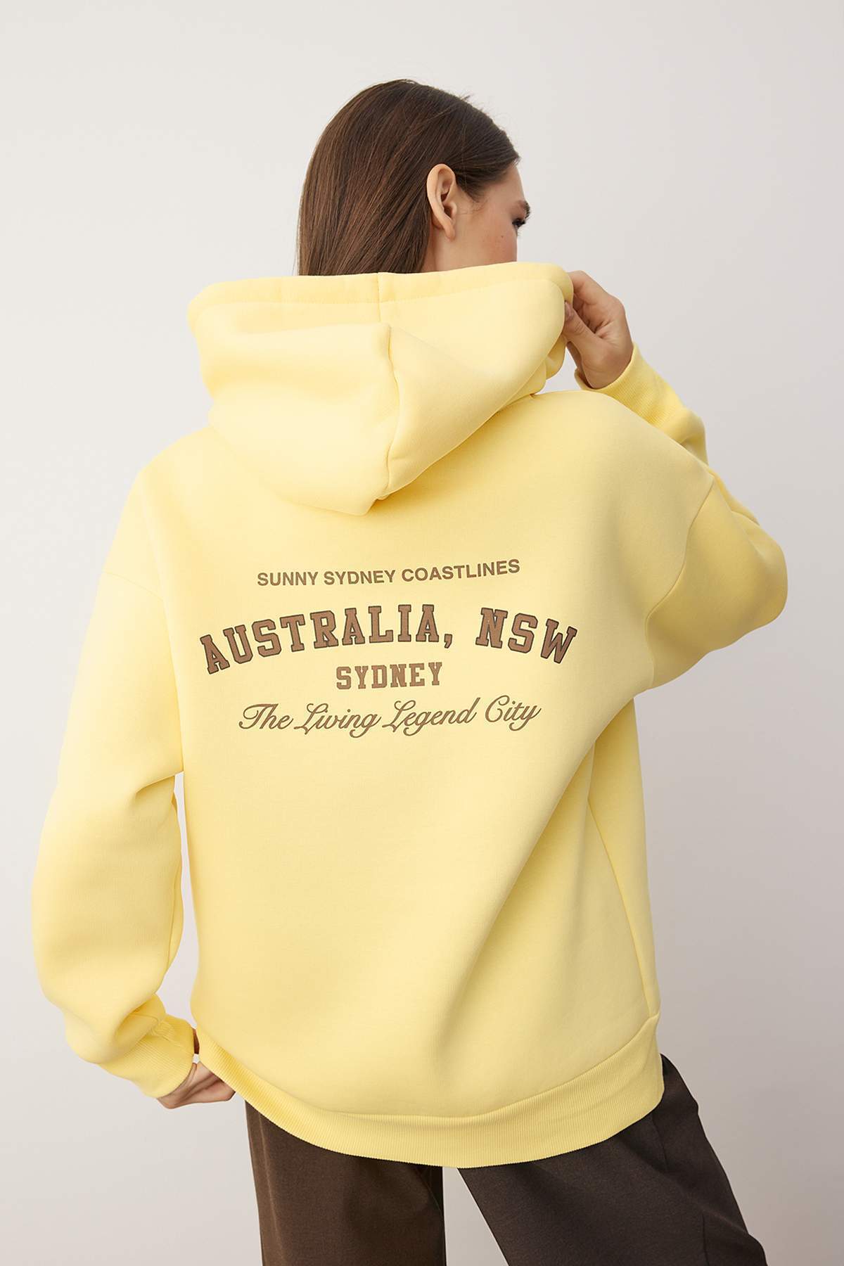 Trendyolmilla Açık Pembe alın İçi Polarlı Kapüşonlu Ön ve Sırt Baskılı Oversize Örme Sweatshirt TWOAW26SW00184