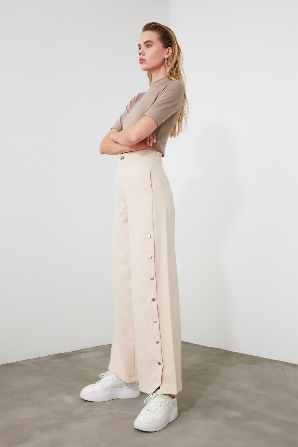 Trendyolmilla Taş Wide Leg/Geniş Paça Yanları Düğmeli Dokuma Kumaş Pantolon TWOSS20PL0398