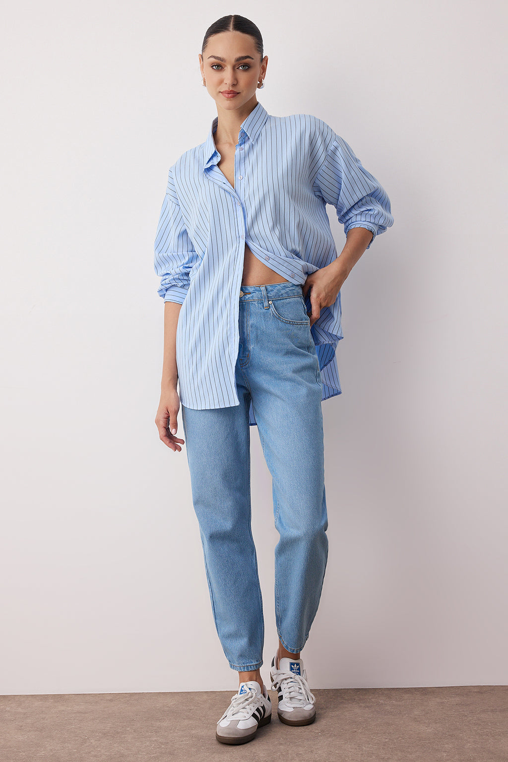 Trendyolmilla Siyah Yüksek Bel Mom %100 Pamuk Non-Stretch Jeans TWOSS23JE00067