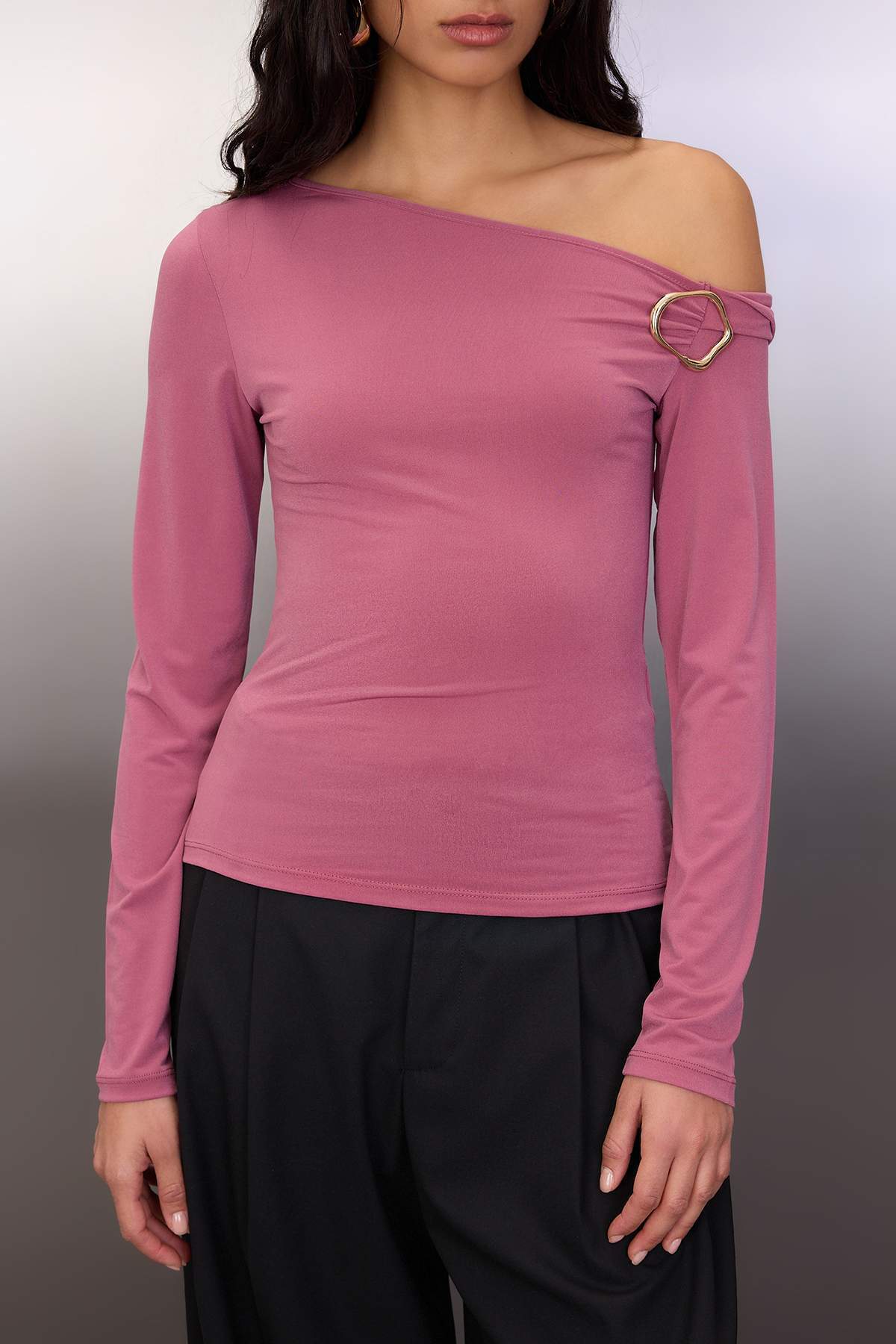 Trendyolmilla Haki Fitted Düşük Omuzlu Aksesuar Detaylı Asimetrik Yaka Esnek Örme Bluz TWOAW26BZ00075