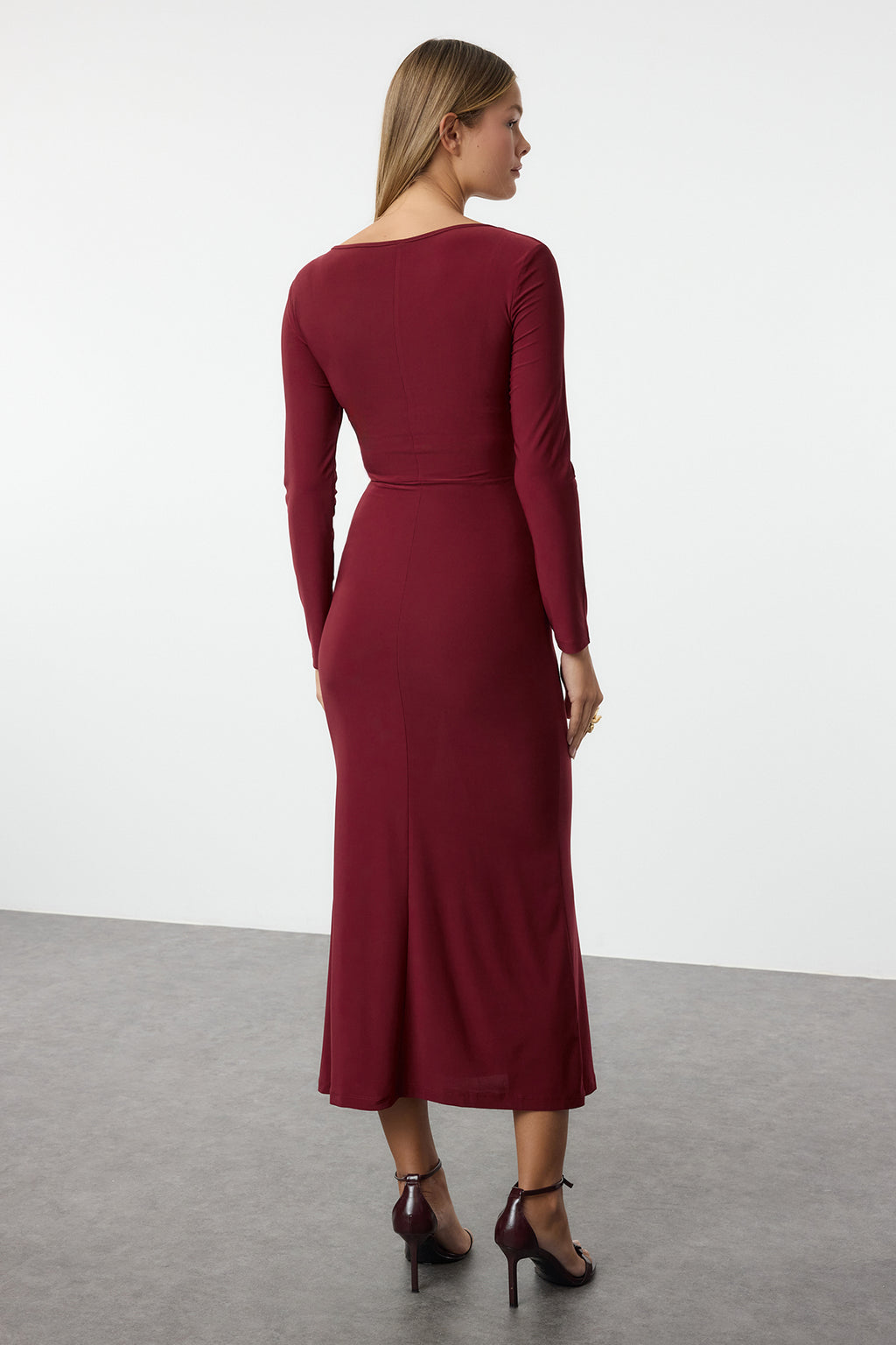 Trendyolmilla Bordo Maxi Volanlı Kare Yaka Fitted/Vücuda Oturan Maxi Esnek Örme Elbise TWOAW24EL00613