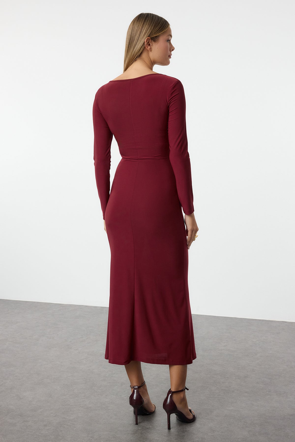 Trendyolmilla Bordo Maxi Volanlı Kare Yaka Fitted/Vücuda Oturan Maxi Esnek Örme Elbise TWOAW24EL00613