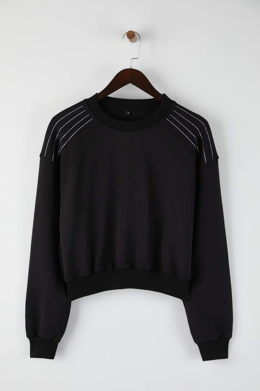Siyah Soft Touch Şerit Taş Akseusar Detaylı Bisiklet Yaka Örme Sweatshirt TWOAW26SW00224