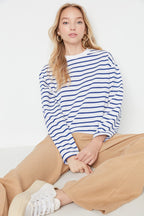 Trendyolmilla Beyaz Çizgili Oversize/Geniş Kesim Bisiklet Yaka İnce Örme Sweatshirt TWOAW23SW00326