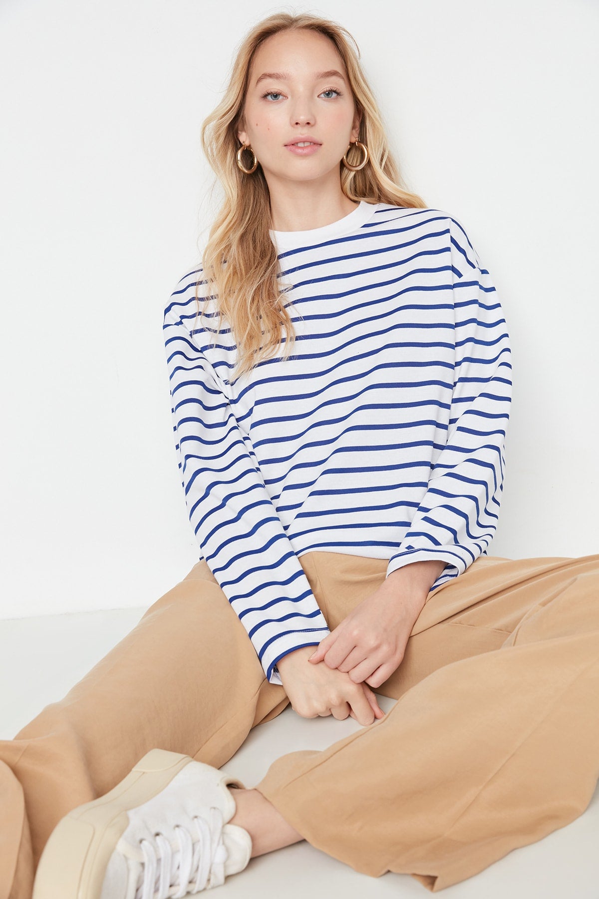 Trendyolmilla Beyaz Çizgili Oversize/Geniş Kesim Bisiklet Yaka İnce Örme Sweatshirt TWOAW23SW00326