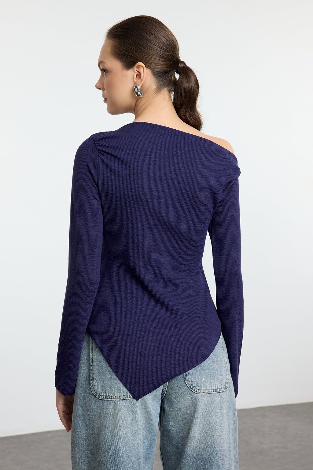 Trendyolmilla Bordo Drapeli Kayık Yaka Asimetrik Esnek Uzun Kol Örme Bluz TWOAW24BZ00393