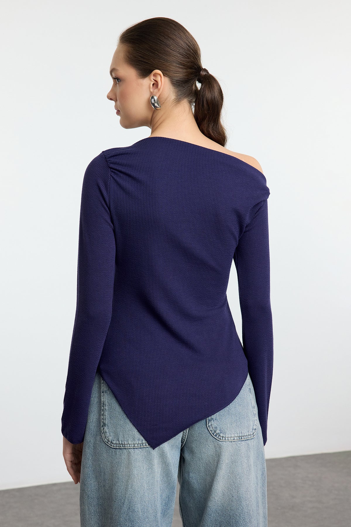 Trendyolmilla Bordo Drapeli Kayık Yaka Asimetrik Esnek Uzun Kol Örme Bluz TWOAW24BZ00393