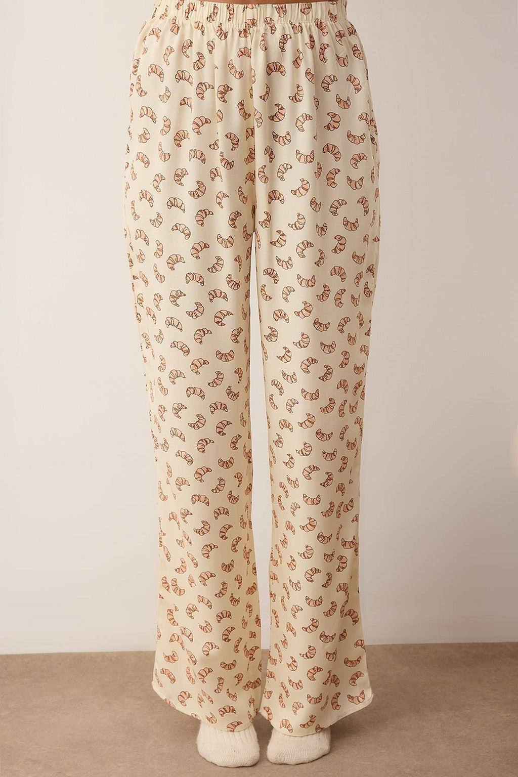 Çok Renkli Kruvasan Baskılı Viskon Dokuma Pijama Takımı THMAW26PT00105