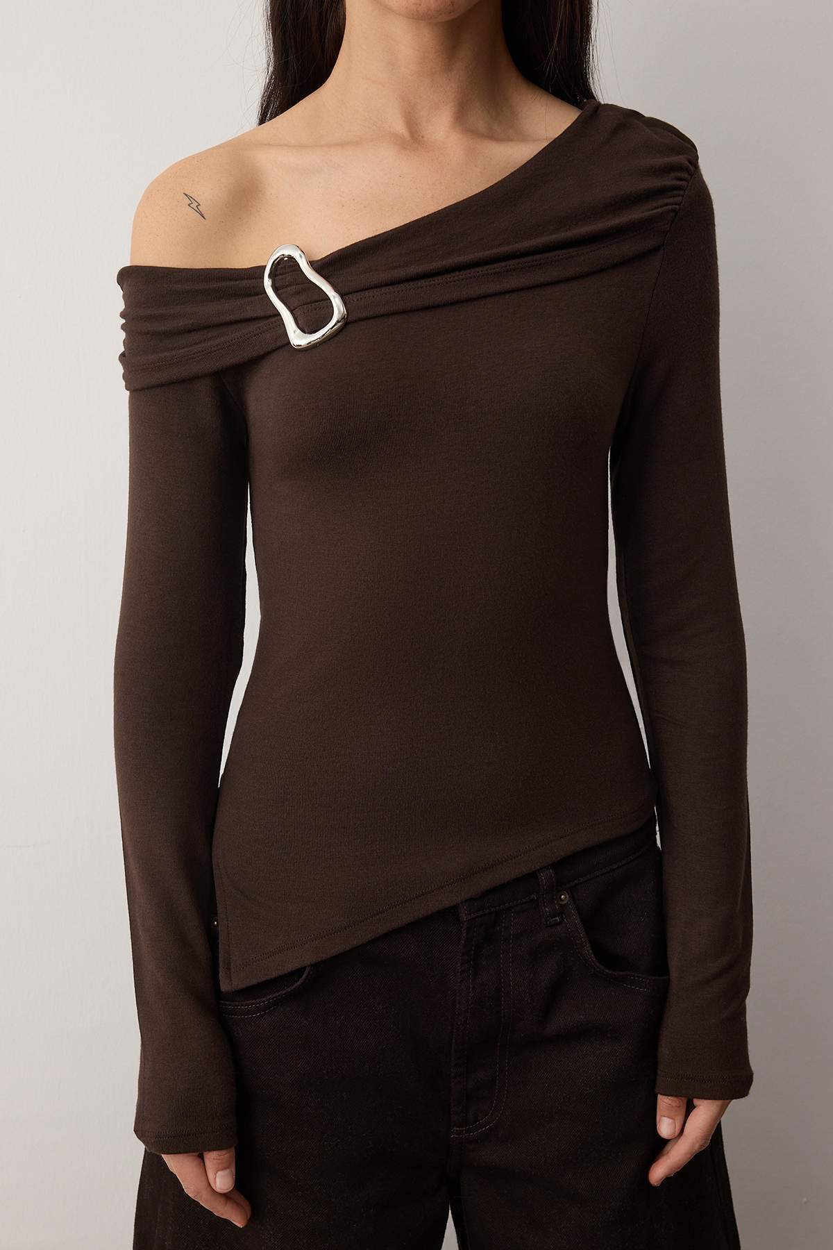 Trendyolmilla Mürdüm Asimetrik Yaka Aksesuar Detaylı Fitted Açık Omuzlu Örme Bluz TWOAW26BZ00121