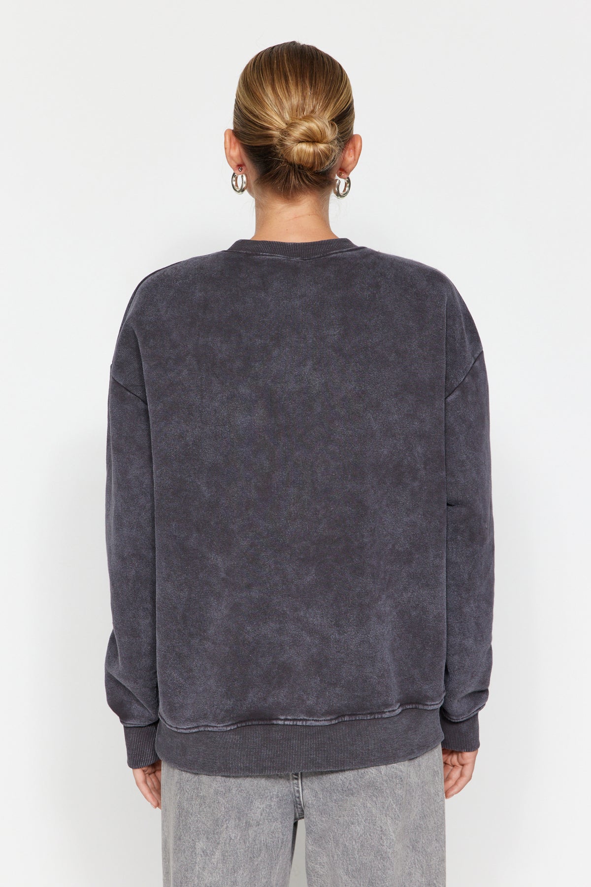 Antrasit Eskitme/Soluk Efektli Kalın İçi Polarlı Oversize/Geniş Kalıp Örme Sweatshirt TWOAW24SW00151