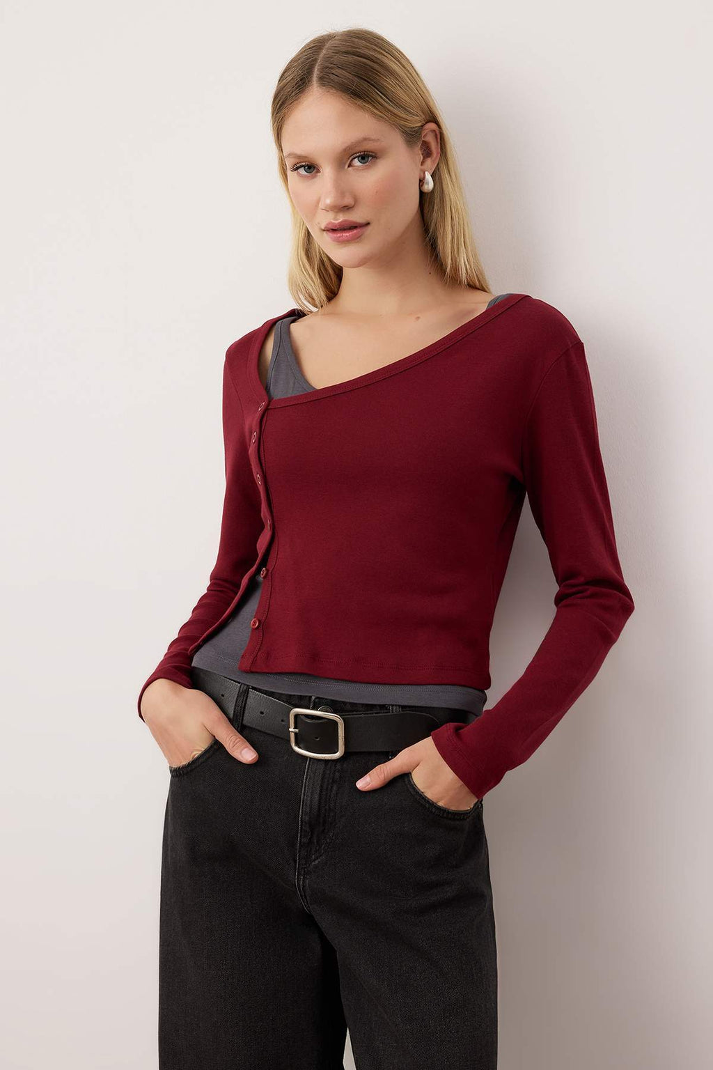 Trendyolmilla Lacivert-Gri 2'li Takım Asimetrik Yaka Düğmeli Vücuda Oturan Esnek Örme Bluz TWOAW26BZ00042