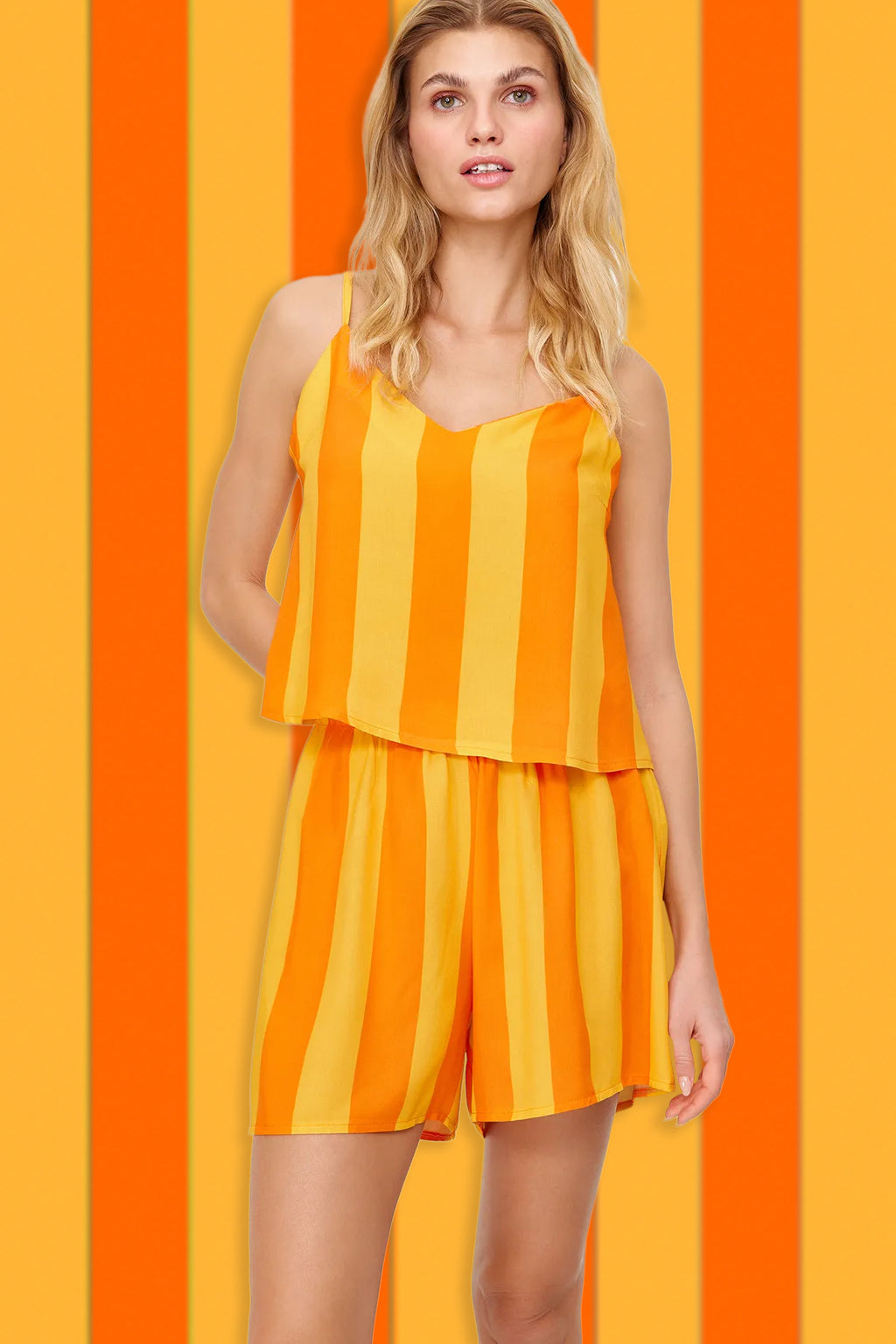 Trendyolmilla Çok Renkli Çizgili İp Askılı Viskon Şortlu Dokuma Pijama Takımı THMSS23PT00225