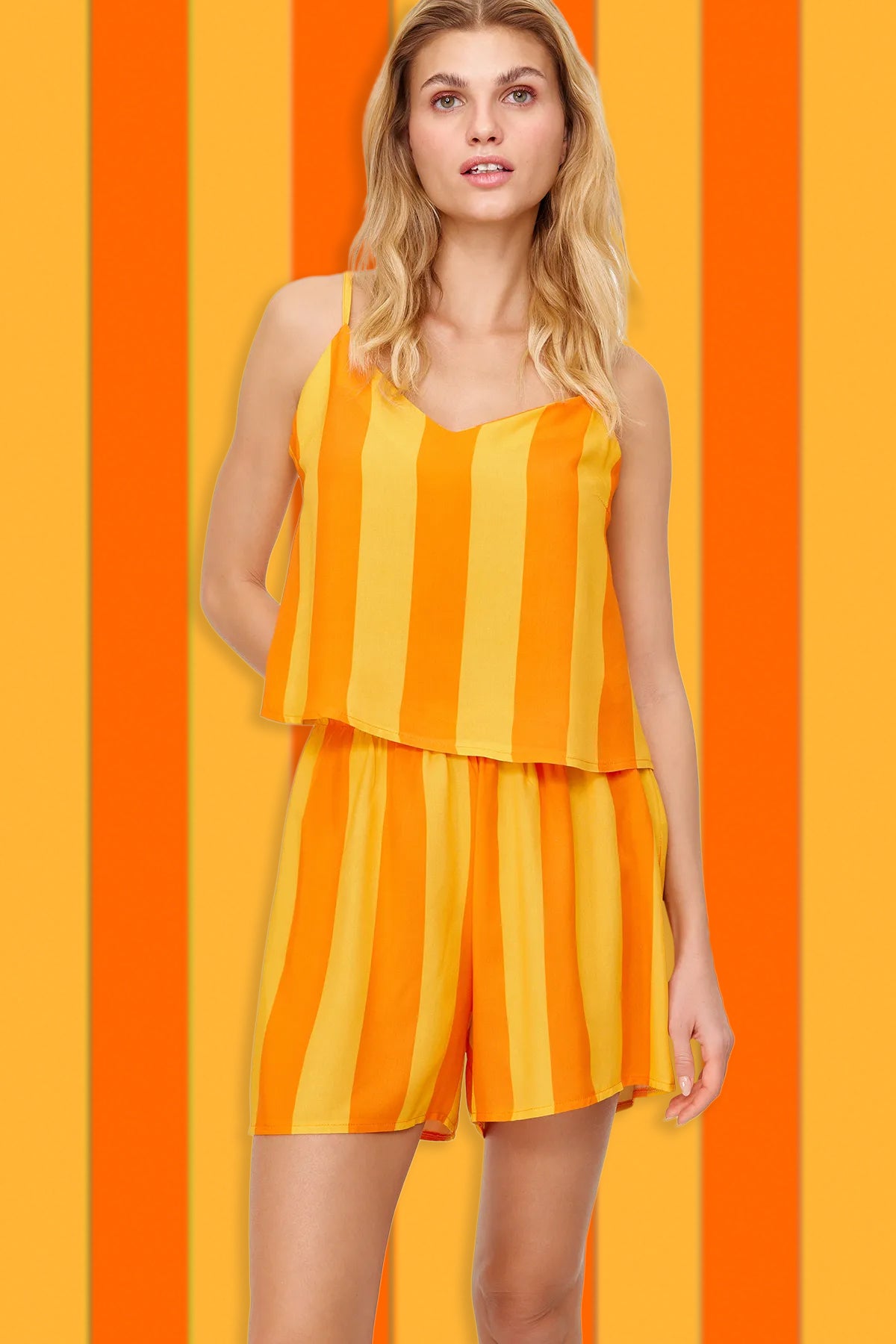 Trendyolmilla Çok Renkli Çizgili İp Askılı Viskon Şortlu Dokuma Pijama Takımı THMSS23PT00225