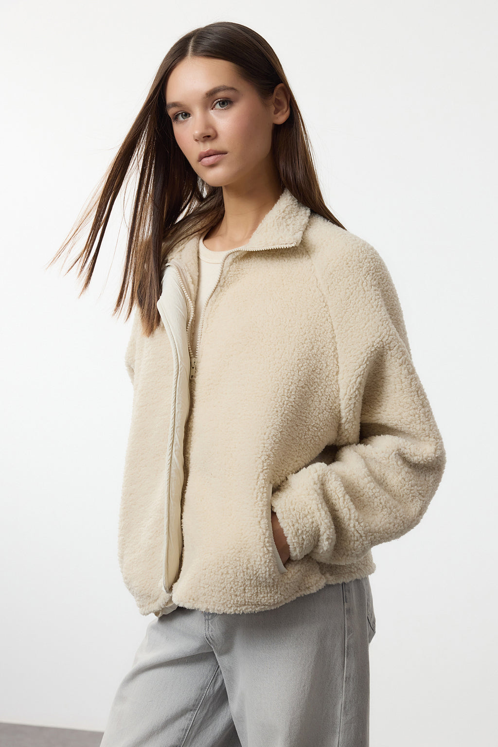 Trendyolmilla Koyu Kahverengi Peluş Regular/Normal Kalıp Dokuma Garnili Fermuarlı Örme Sweatshirt TWOAW25SW00139