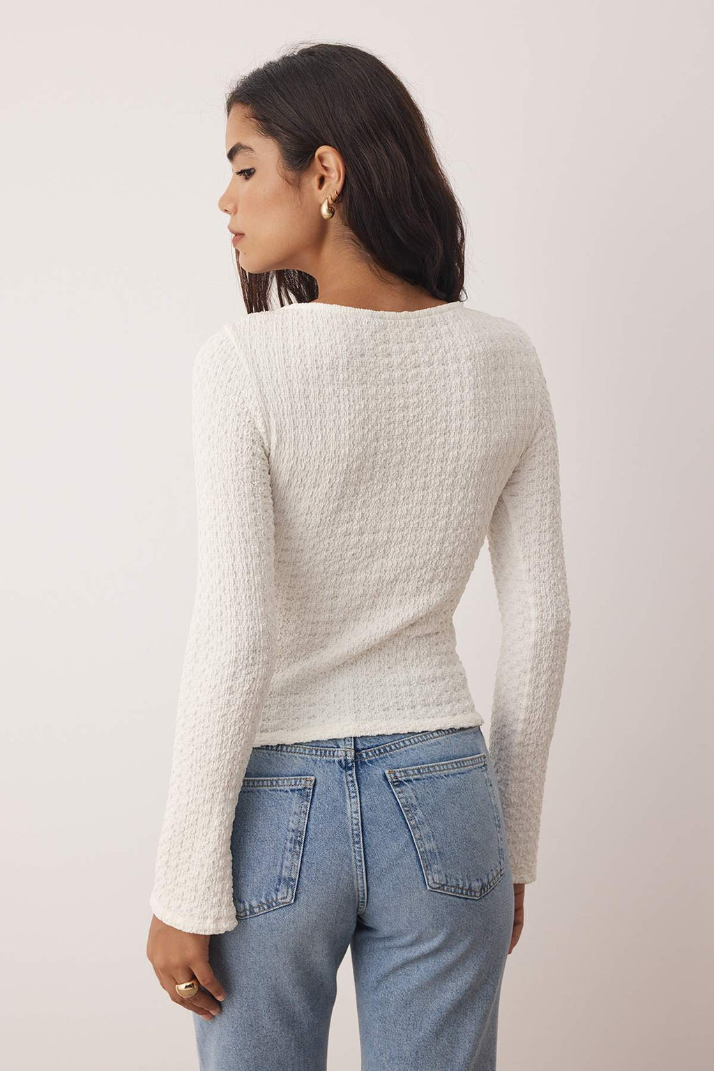 Trendyolmilla Kahverengi Fitted/Vücuda Oturan Aksesuar Detaylı Dokulu Uzun Kollu Esnek Örme Bluz TWOAW26BZ00134