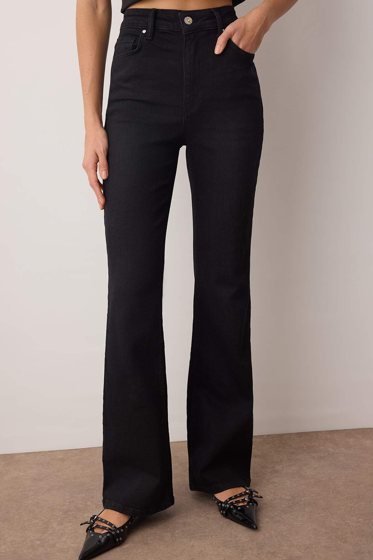 Trendyolmilla Koyu Mavi Yüksek Bel Comfort/Esnek Comfort Flare Jeans TWOAW26JE00049