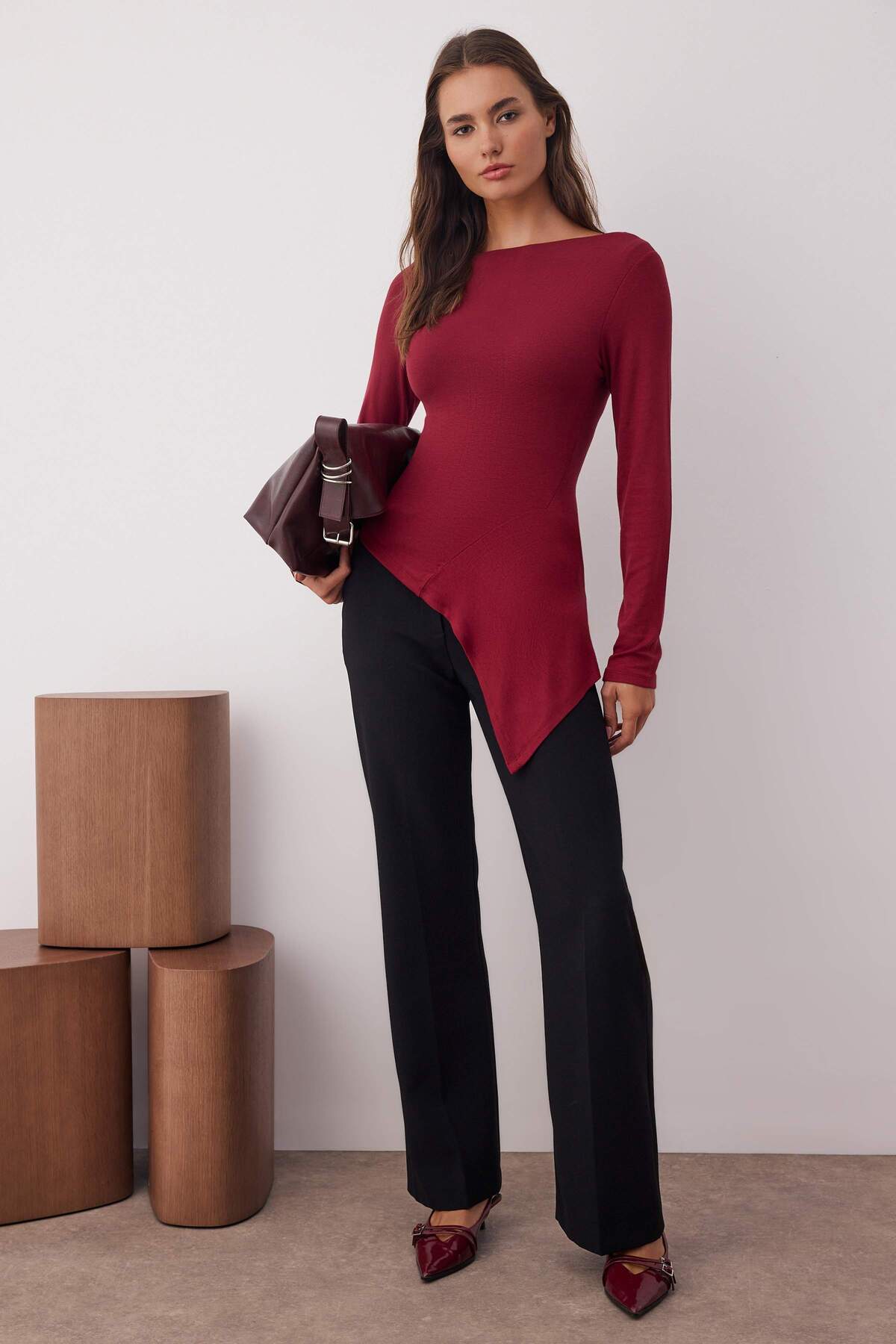 Trendyolmilla Bordo Viskon/Yumuşak Kumaşlı Asimetrik Esnek Örme Bluz TWOAW25BZ00233
