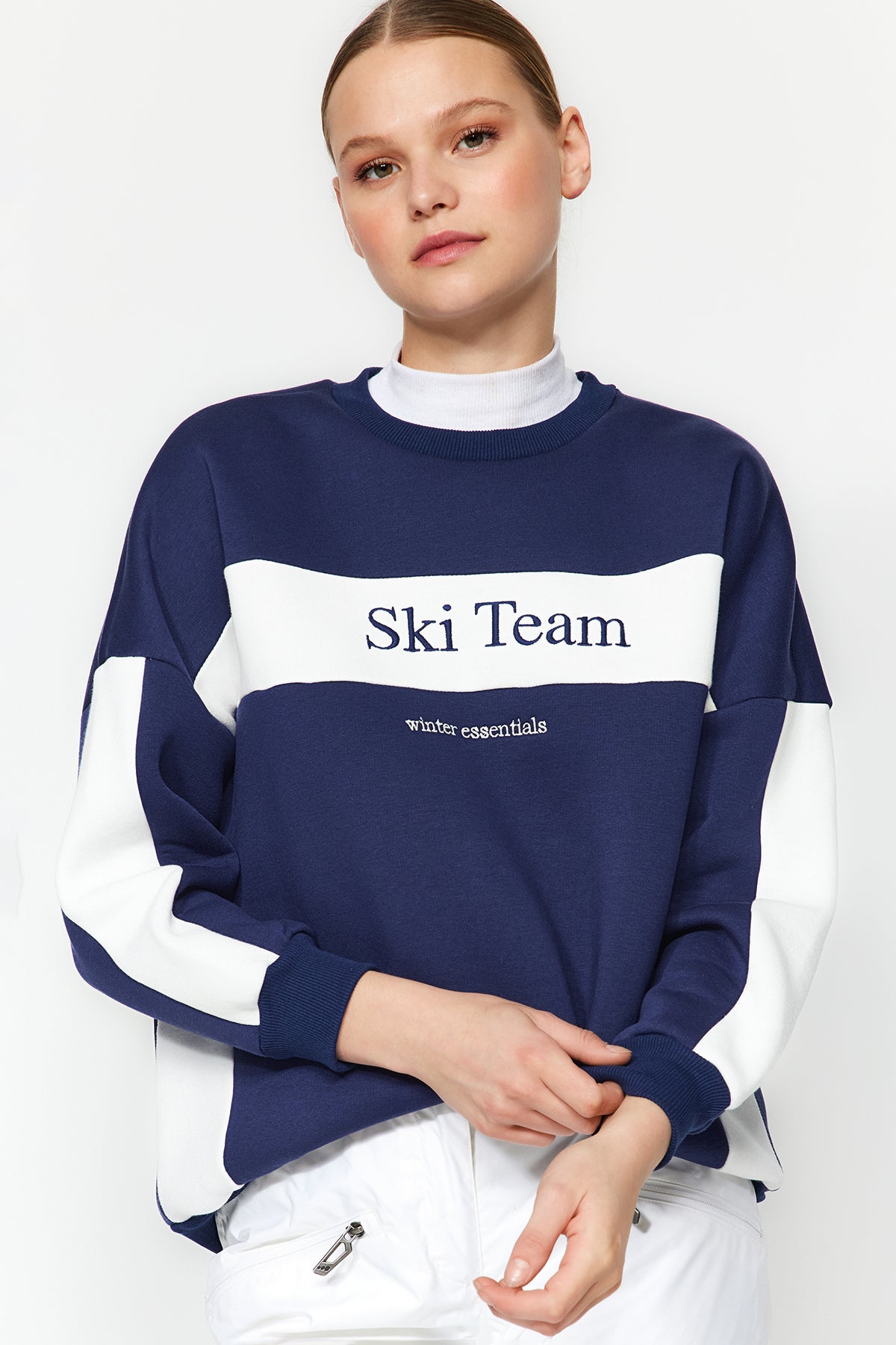 Winter Essentials Lacivert Kalın İçi Polarlı Slogan Nakışlı Regular Örme Sweatshirt TWOAW24SW00117