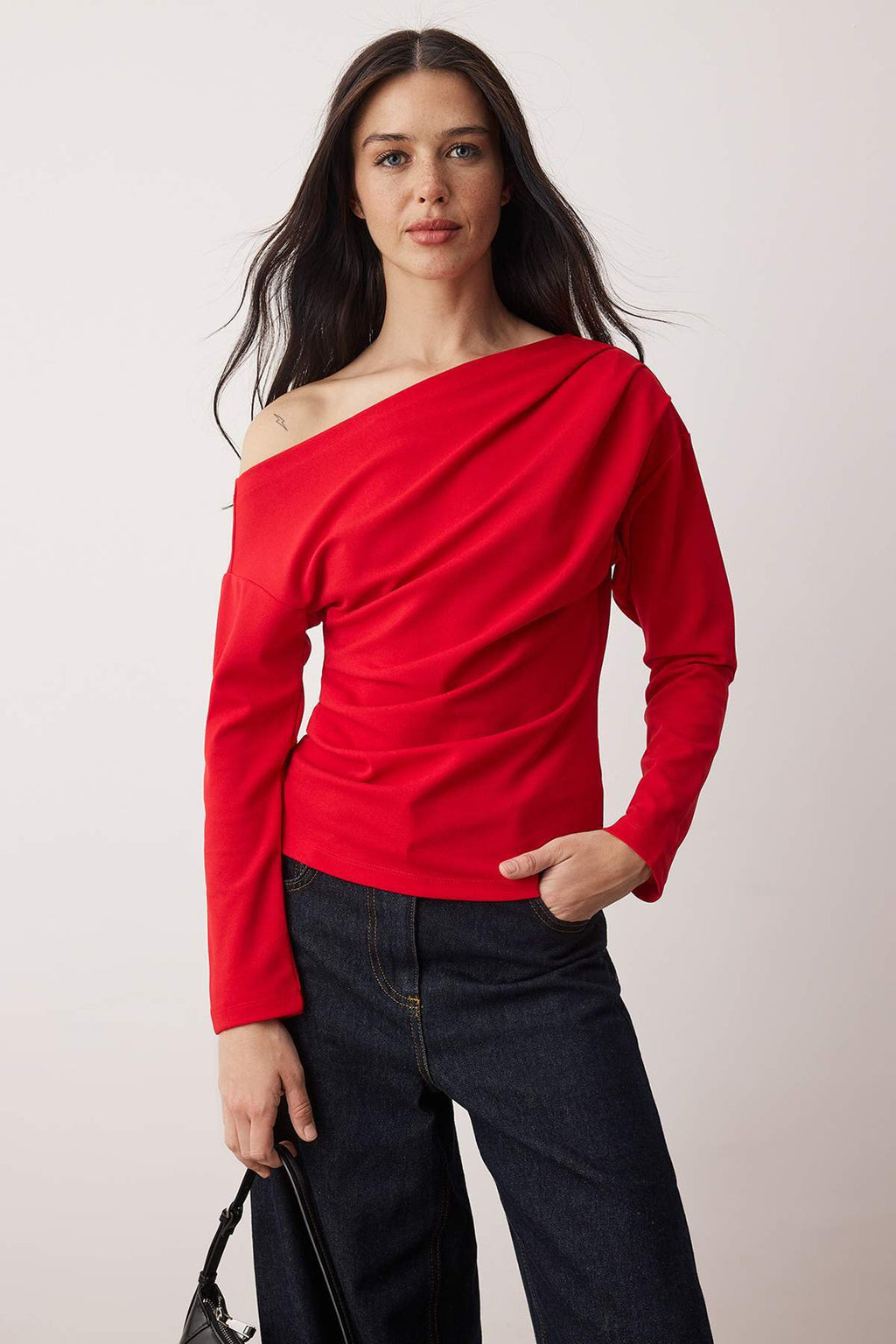 Trendyolmilla Kırmızı Büzgü/Drape Detaylı Dökümlü Asimetrik Yaka Örme Bluz TWOAW26BZ00138