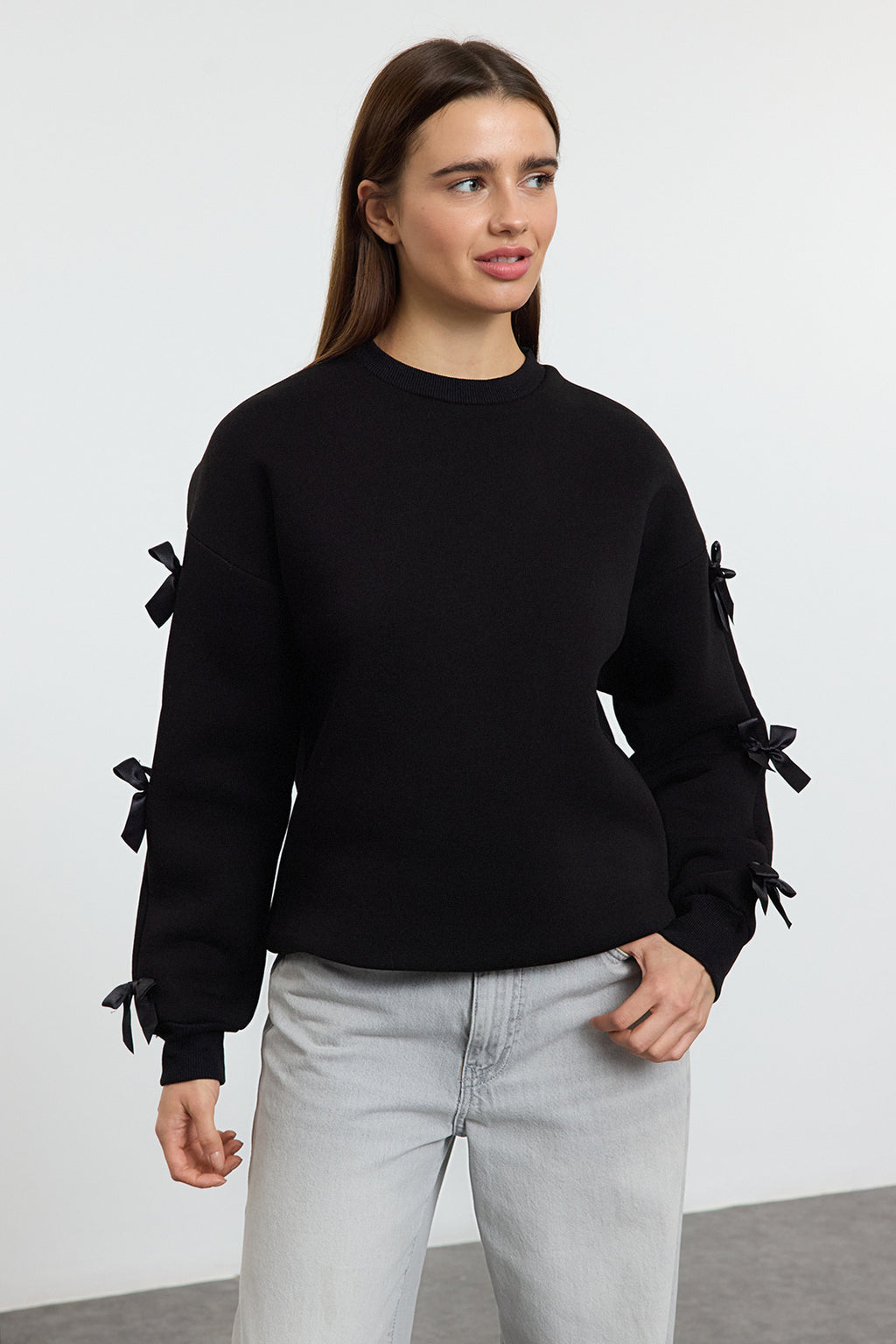 Trendyolmilla Siyah Fiyonk Detaylı Oversize/Geniş Kalıp Kalın İçi Polarlı Örme Sweatshirt TWOAW25SW00249