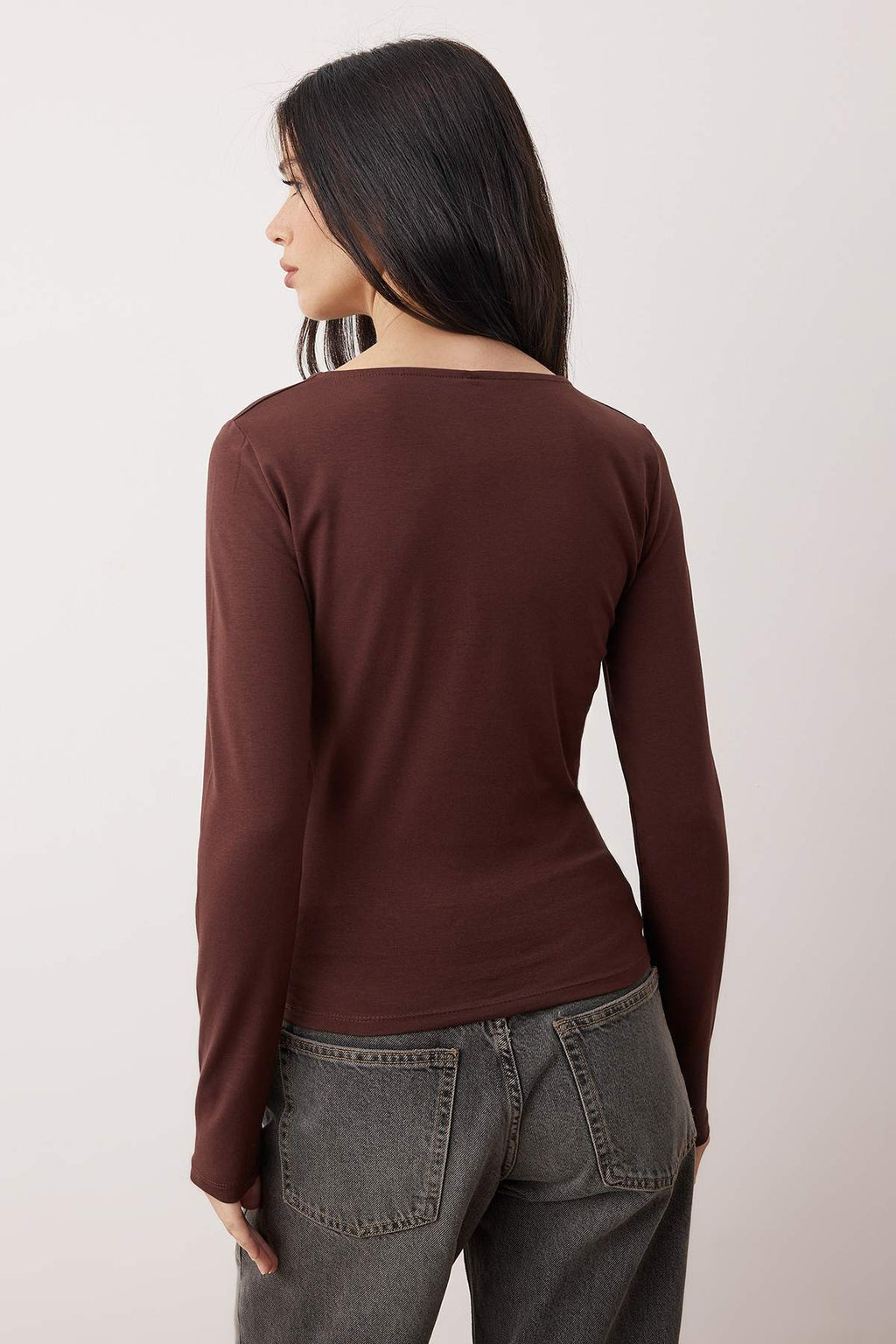 Trendyolmilla Kahverengi Pamuklu Kayık Yaka Fitted/Vücuda Oturan Esnek Bluz TWOAW24BZ00166