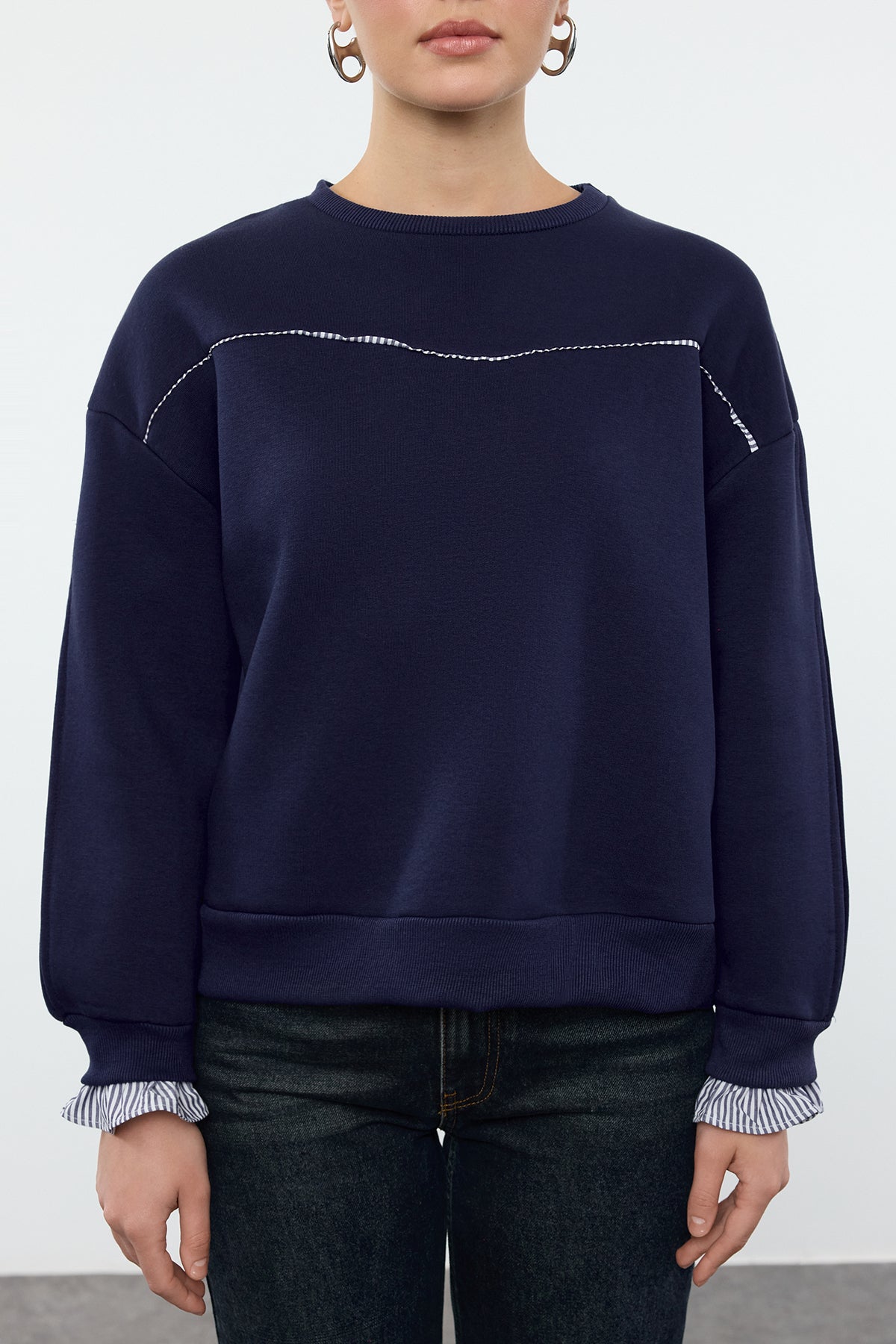 Lacivert Dokuma Detaylı Relaxed/Rahat Kalıp Kalın İçi Polarlı Örme Sweatshirt TWOAW25SW00079