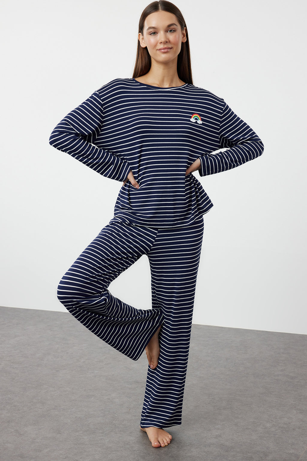 Trendyolmilla Kırmızı Çizgili Gökkuşağı Baskılı Viskon Örme Pijama Takımı THMAW25PT00014