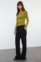 Trendyolmilla Yağ Yeşili Fitted/Vücuda Oturan Büzgü Detaylı Esnek Örme Bluz TWOAW25BZ00225