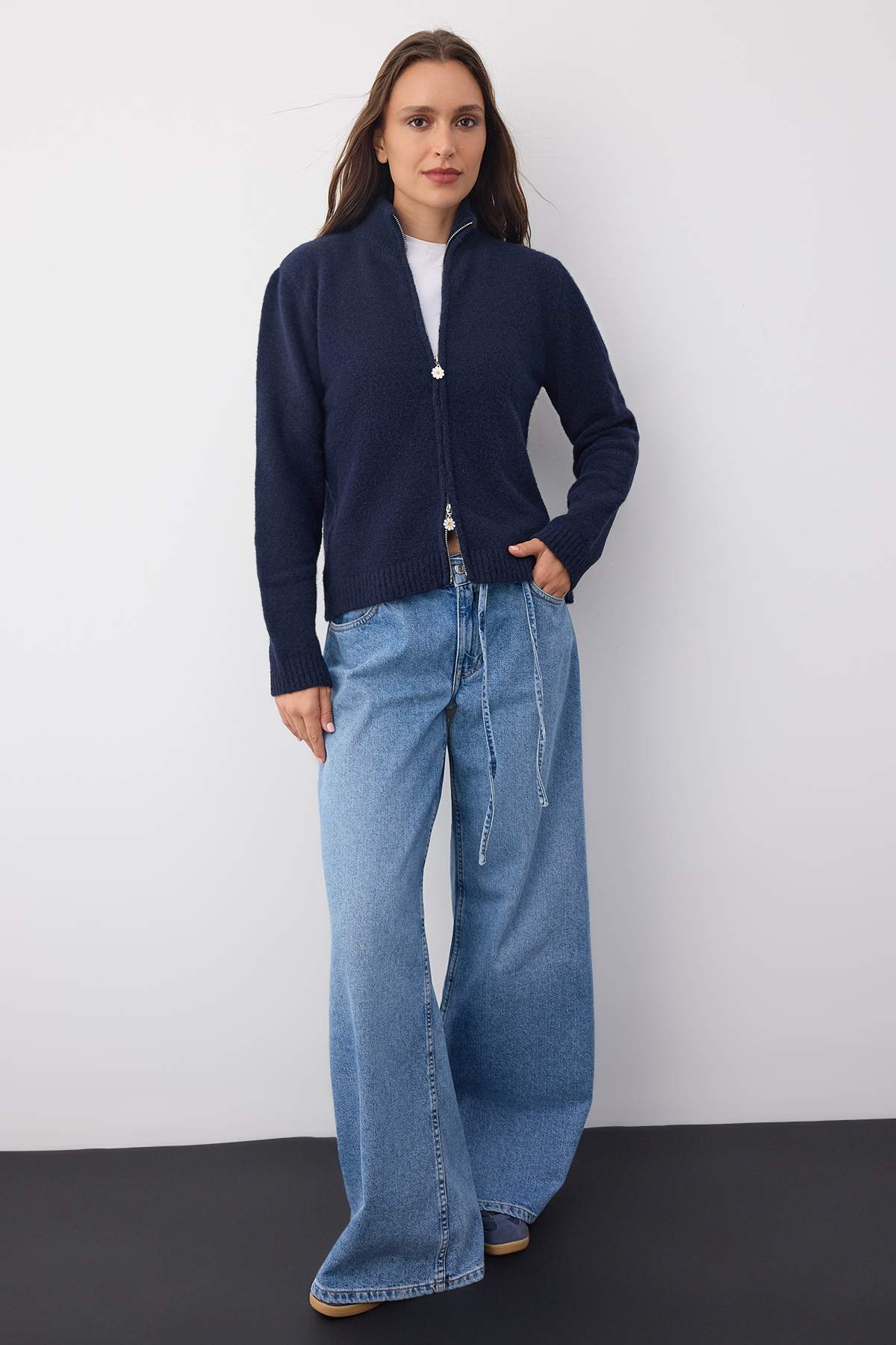 Trendyolmilla Wardrobe Essentials Lacivert Yünlü Fermuarlı Dik Yaka Papatya Elcikli Triko Hırka |TWOAW26HI00090