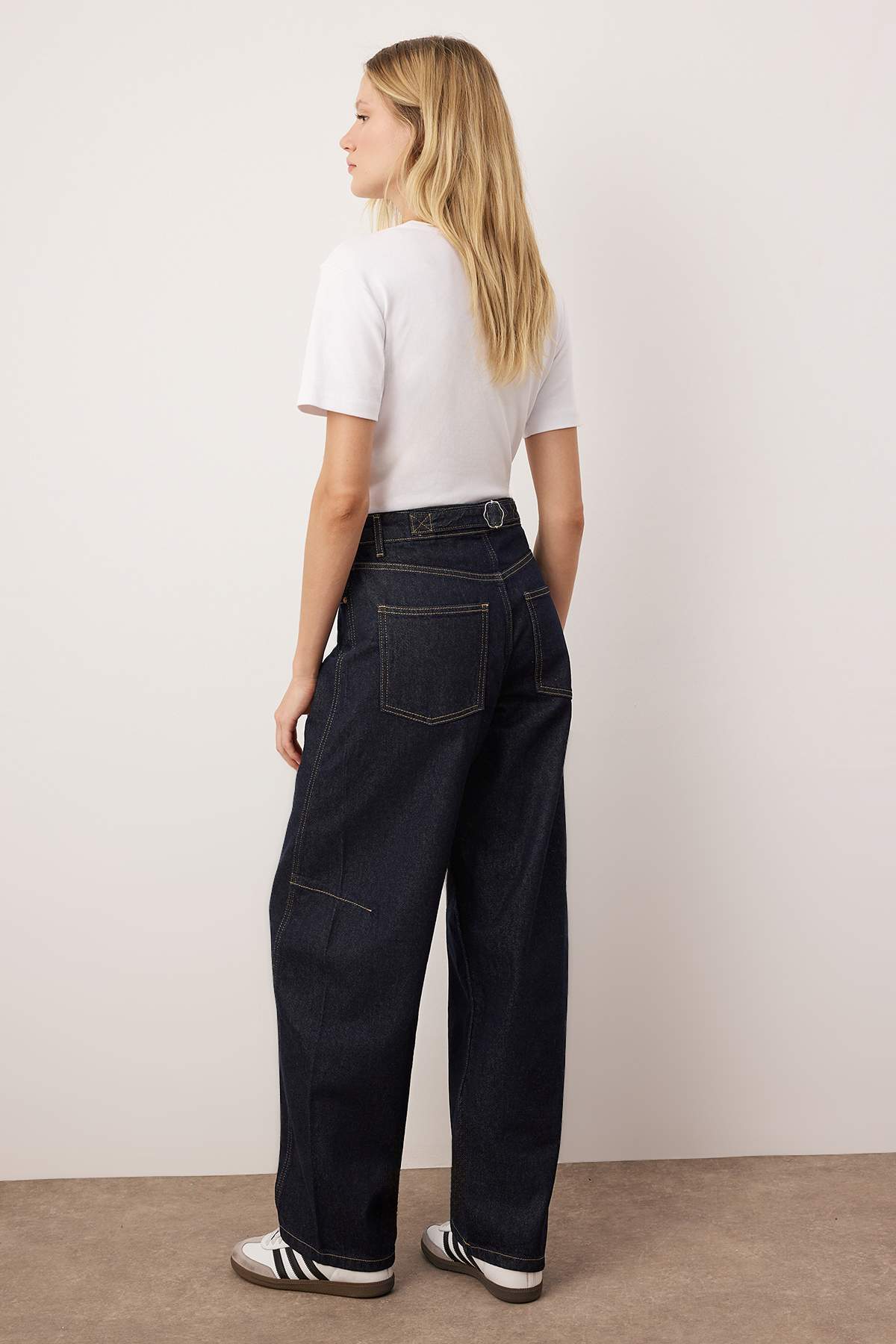 Koyu Mavi Yüksek Bel Dikiş Detaylı Barrel Jeans TWOAW26JE00237