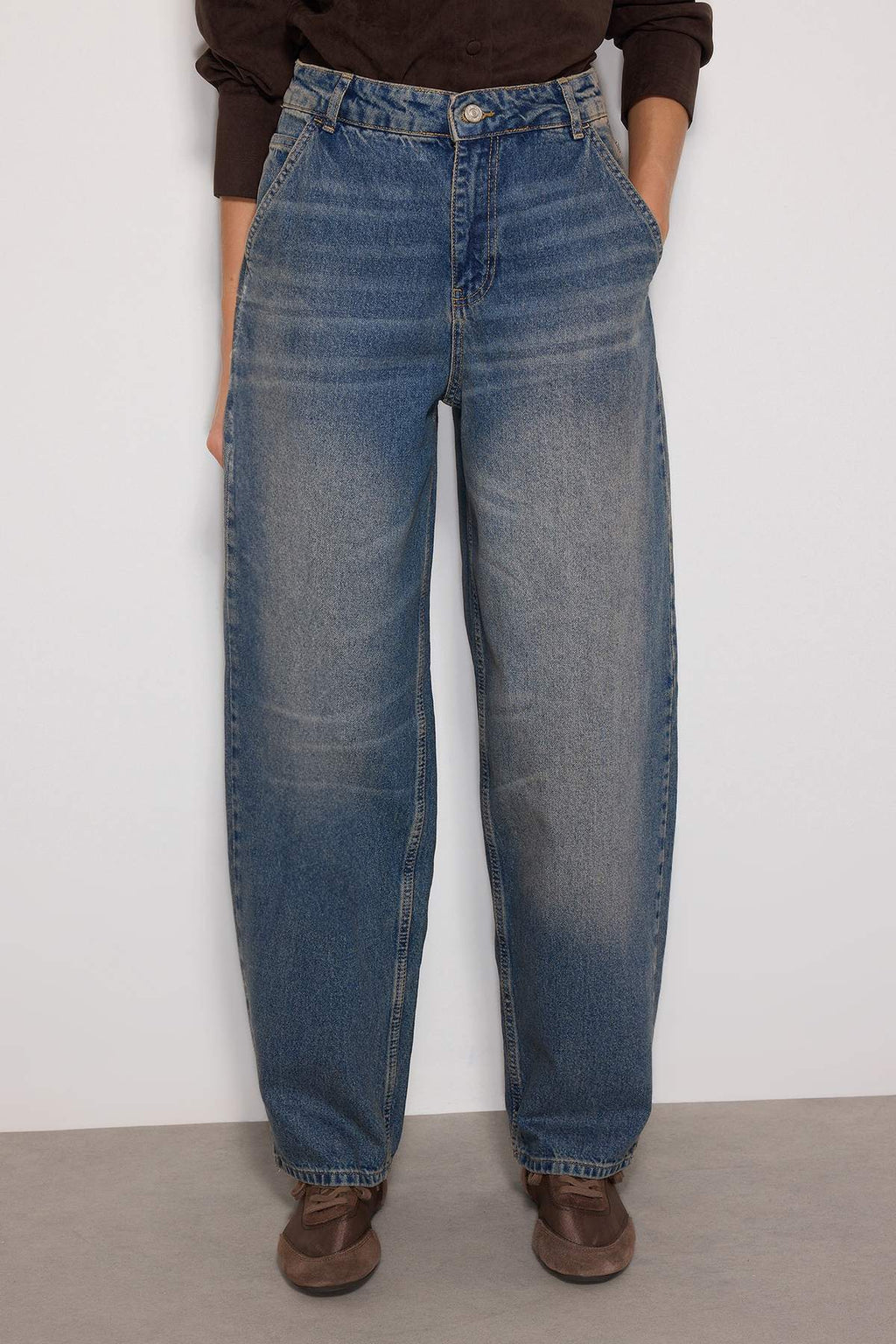 Koyu Mavi Soluk Efektli Vintage Düşük Bel Skater Baggy Jeans TWOSS24JE00052