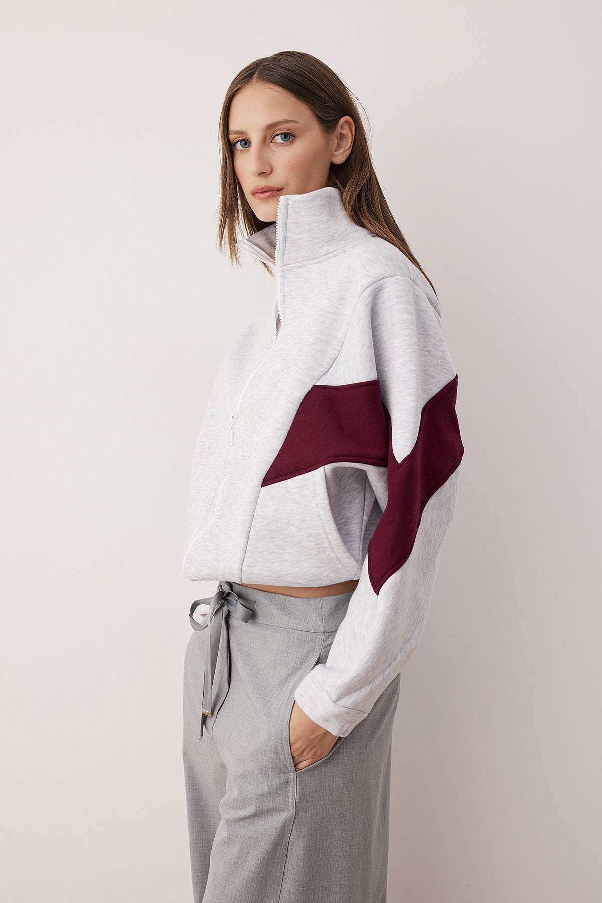 Gri Melanj Bordo Renk Bloklu Fermuarlı Dik Yaka Oversize Bomber Örme Sweatshirt TWOAW26SW00037