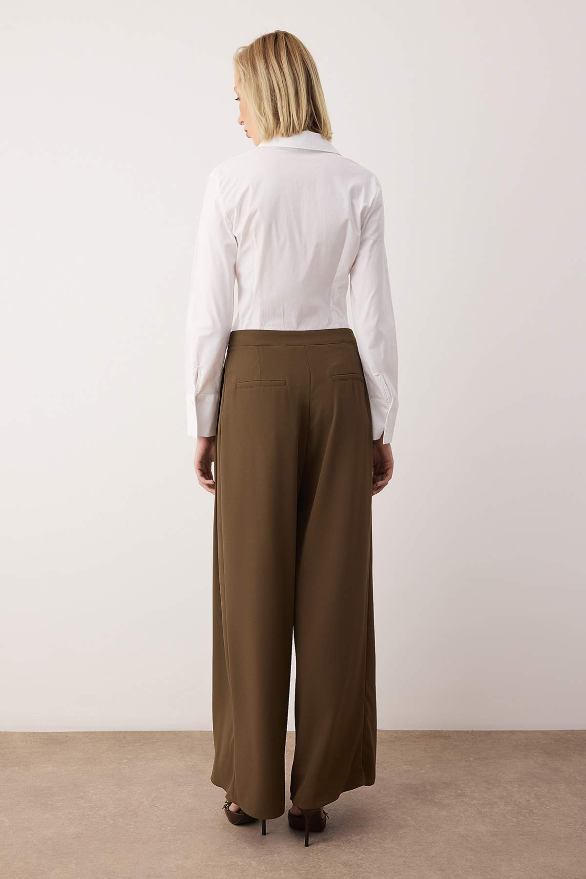 Trendyolmilla EXCLUSIVE Açık Haki Çift Pilili Dökümlü Kumaş Extra Wide Leg Geniş Paça Pantolon TWOAW26PL00122