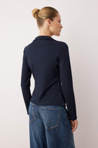 Trendyolmilla Kahverengi Polo Yaka Agraflı Ftited/Vücuda Oturan Esnek Örme Bluz TWOAW26BZ00038