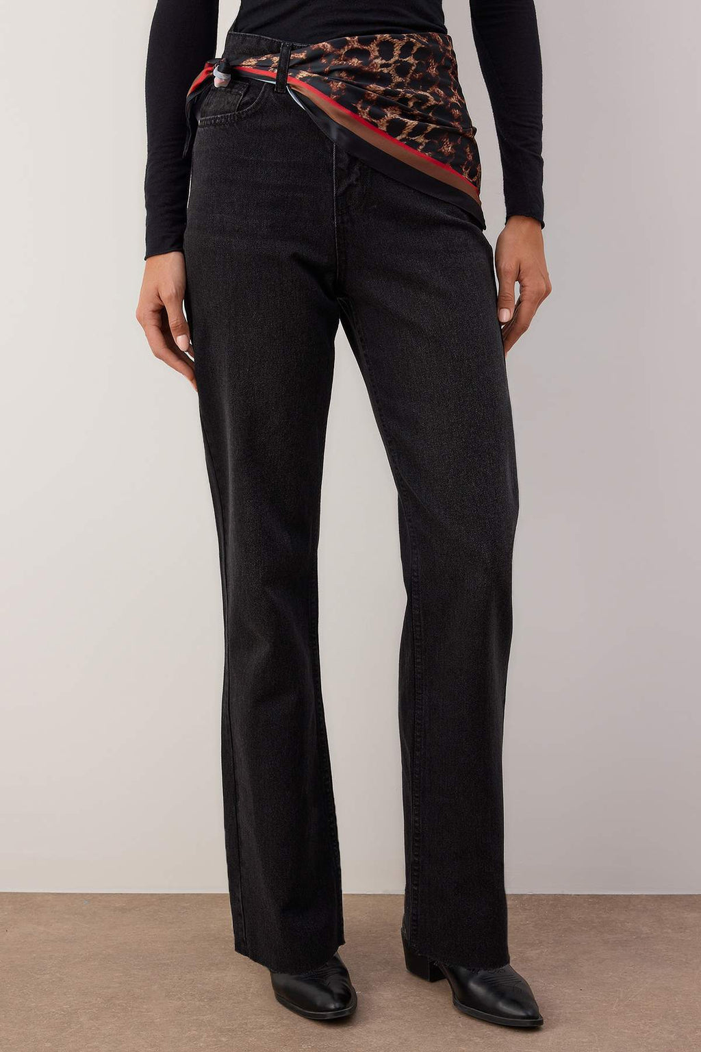 Siyah Leopar Desenli Fular Detaylı Paçası Kesikli Yüksek Bel Wide Leg Jeans TWOAW26JE00285