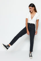 Trendyolmilla Açık Mavi Yüksek Bel Az Esnek Mom Kesik Paça Jeans TWOSS23JE00094