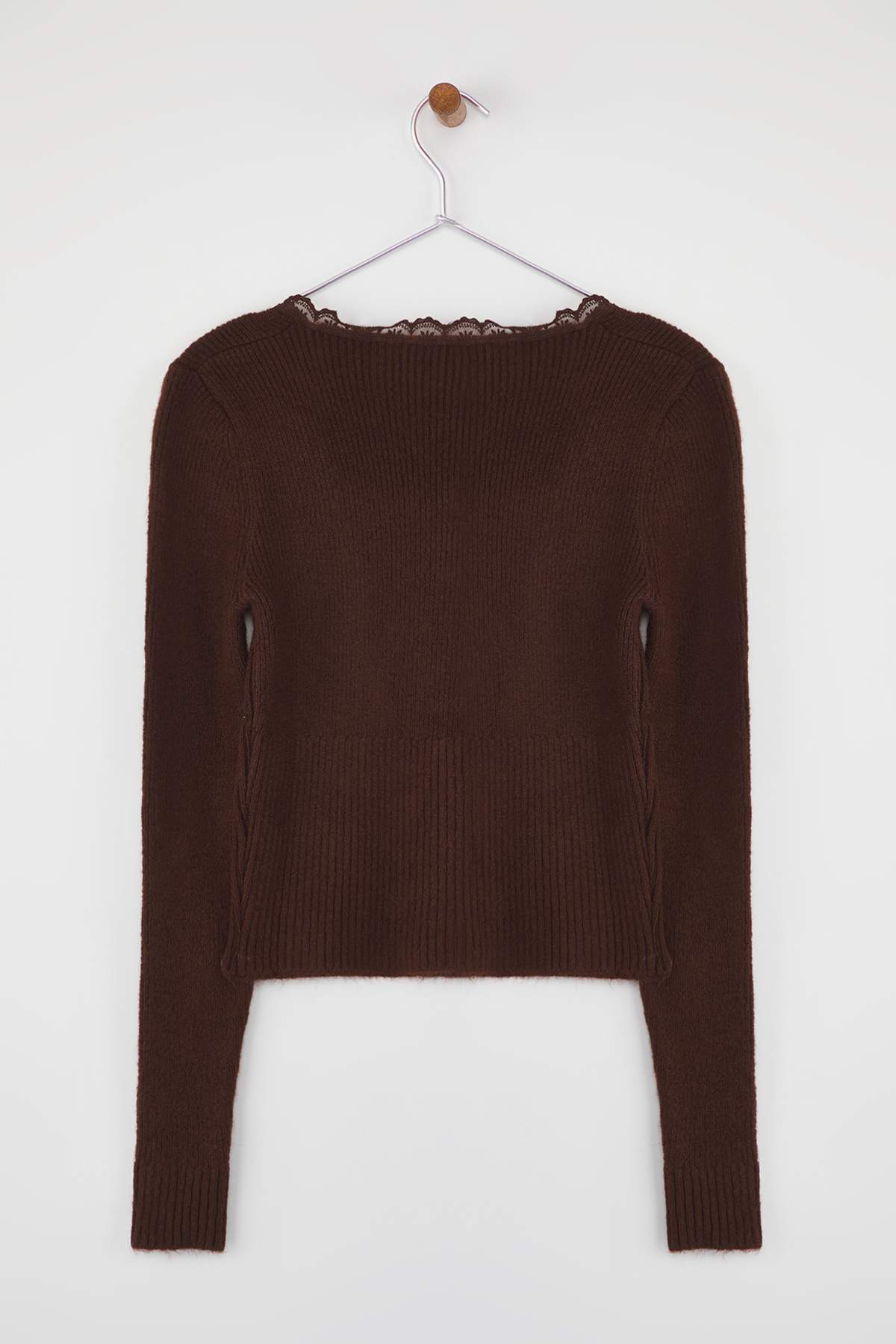 Trendyolmilla Kahverengi Crop Dantel Garnili Kare Yaka Yumuşak Dokulu Vücudu Saran Triko Hırka TWOAW26HI00061