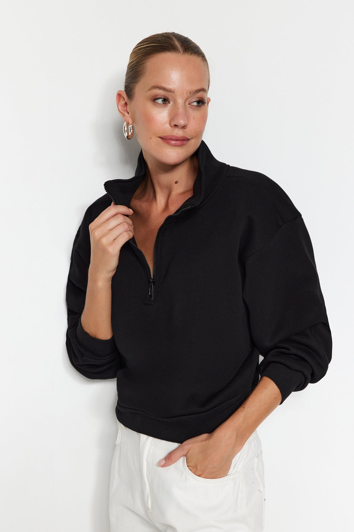 Trendyolmilla Siyah Rahat Kesim Crop Basic Fermuarlı Dik Yaka Kalın İçi Polarlı Örme Sweatshirt TWOAW24SW00221