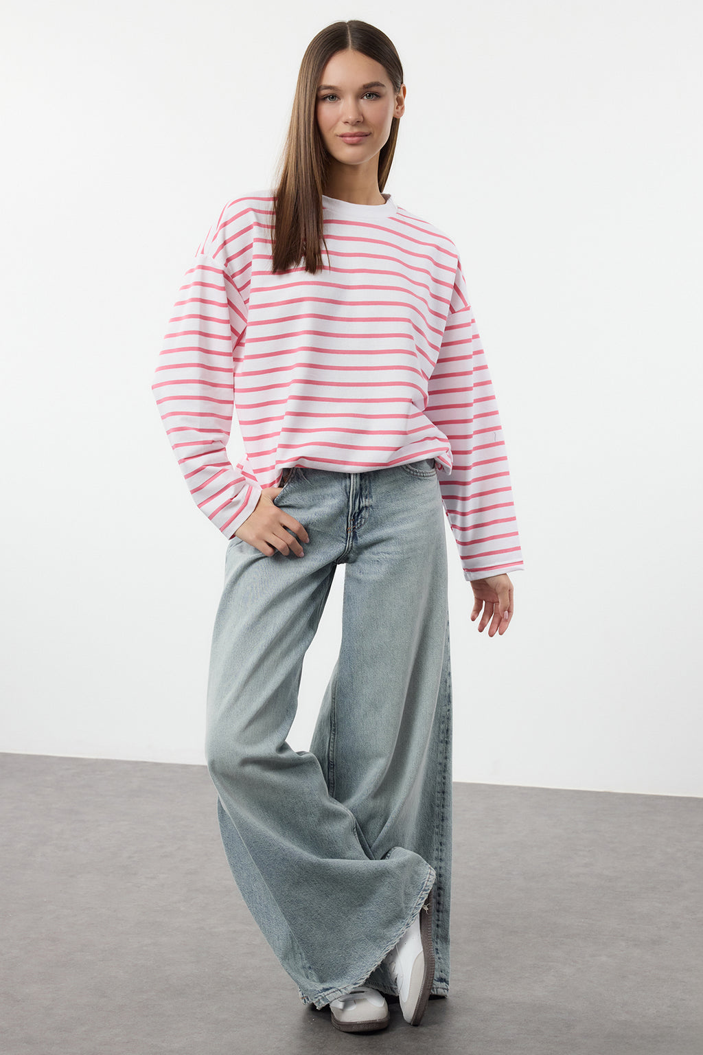 Trendyolmilla Beyaz Çizgili Oversize/Geniş Kesim Bisiklet Yaka İnce Örme Sweatshirt TWOAW23SW00326