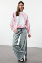 Trendyolmilla Beyaz Çizgili Oversize/Geniş Kesim Bisiklet Yaka İnce Örme Sweatshirt TWOAW23SW00326
