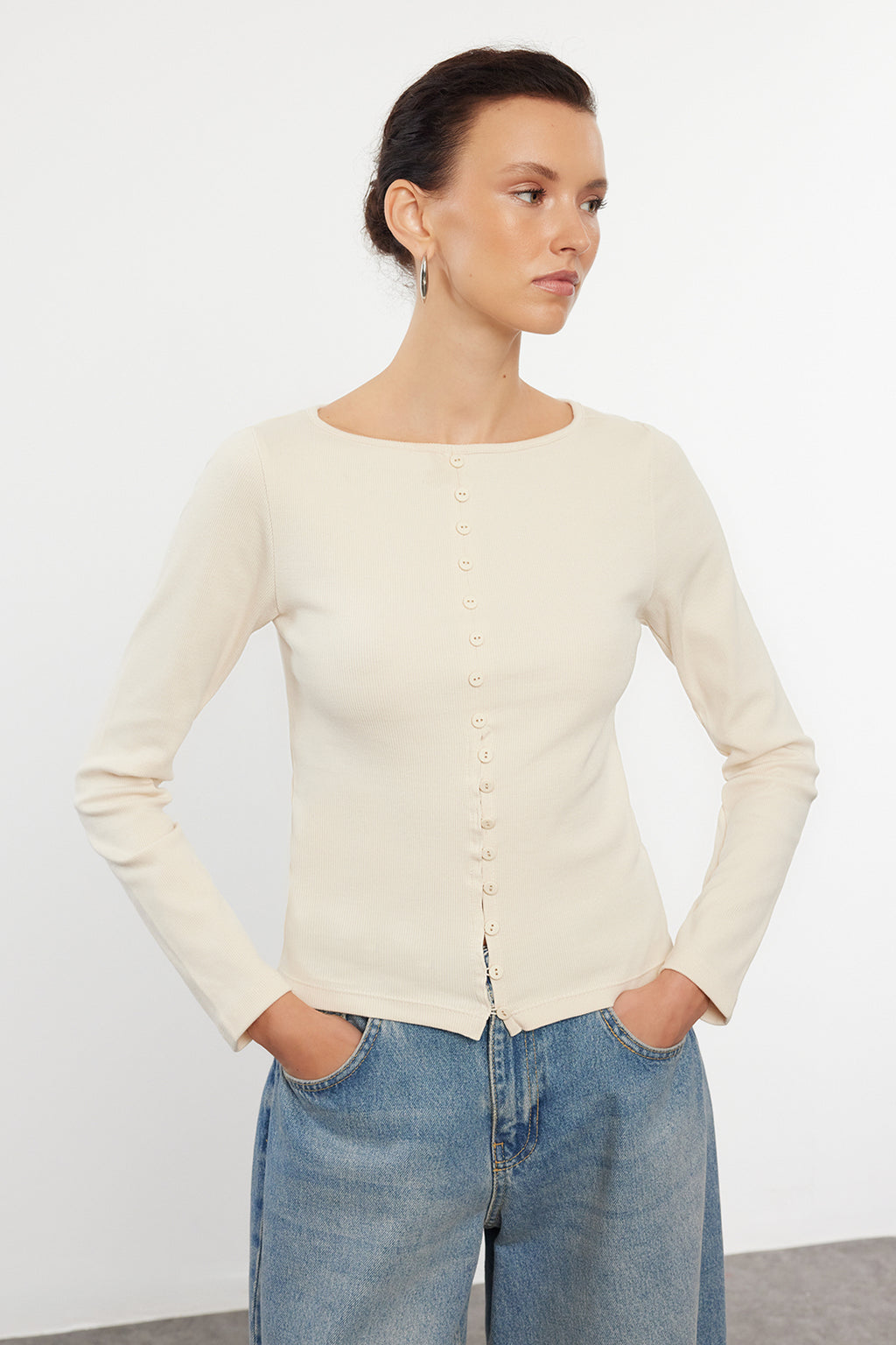 Trendyolmilla Siyah Düğme Detaylı Bisiklet Yaka Fitilli Esnek Regular Boy Örme Bluz TWOAW25BZ00030