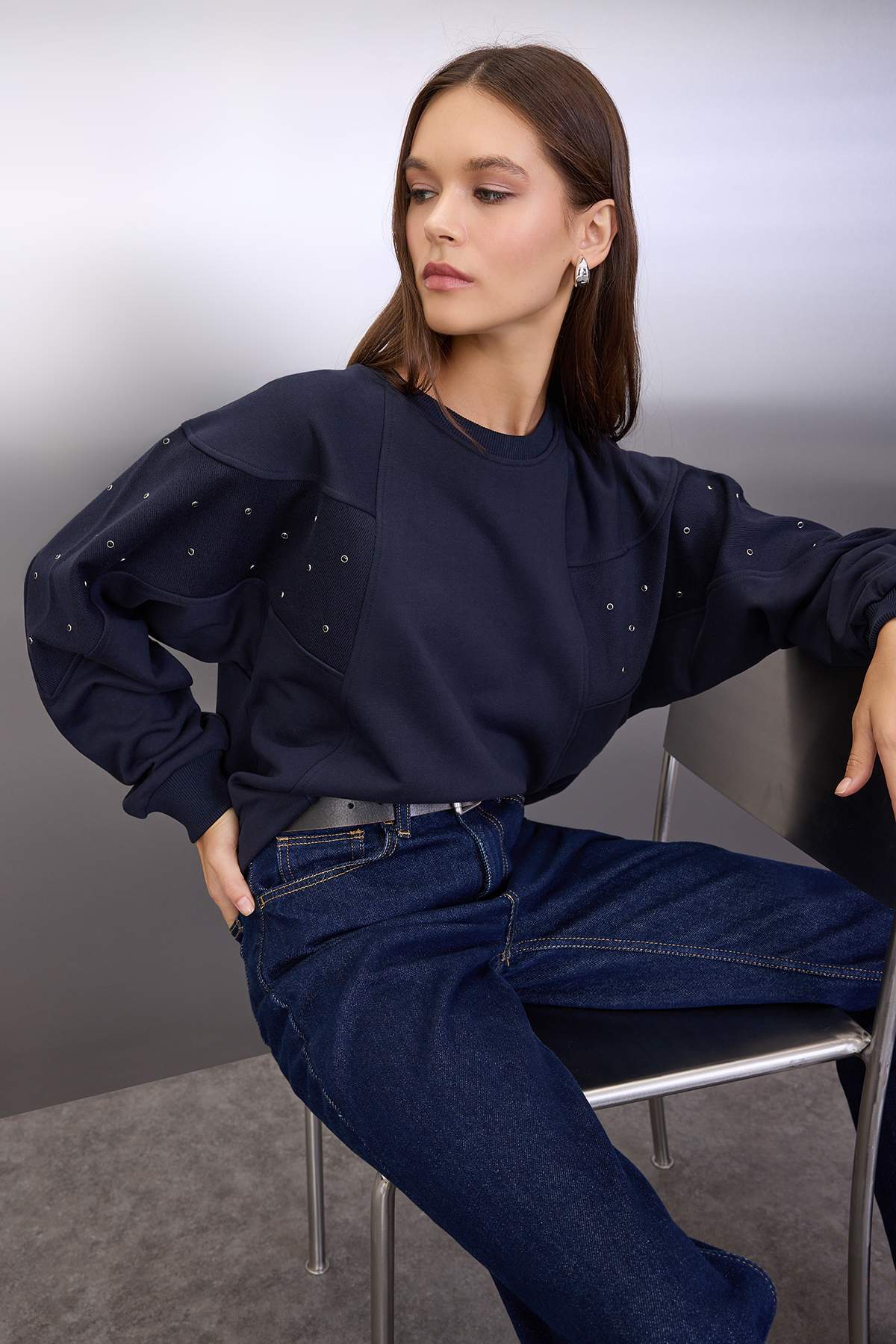 Lacivert Kuşgözü Aksesuar Detaylı Bisiklet Yaka Oversize/Geniş Kesim Örme Sweatshirt TWOAW26SW00038 Main image
