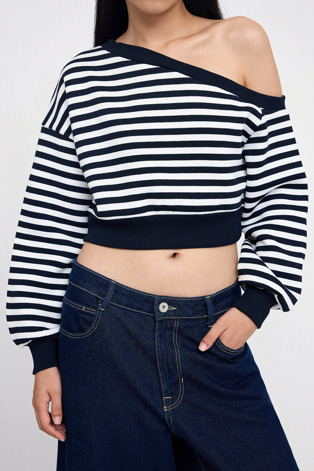 Trendyolmilla Teen Lacivert Çizgili Regular Kalıp İçi Polarlı Crop Asimetrik Yaka Örme Sweatshirt TWOAW25SW00143