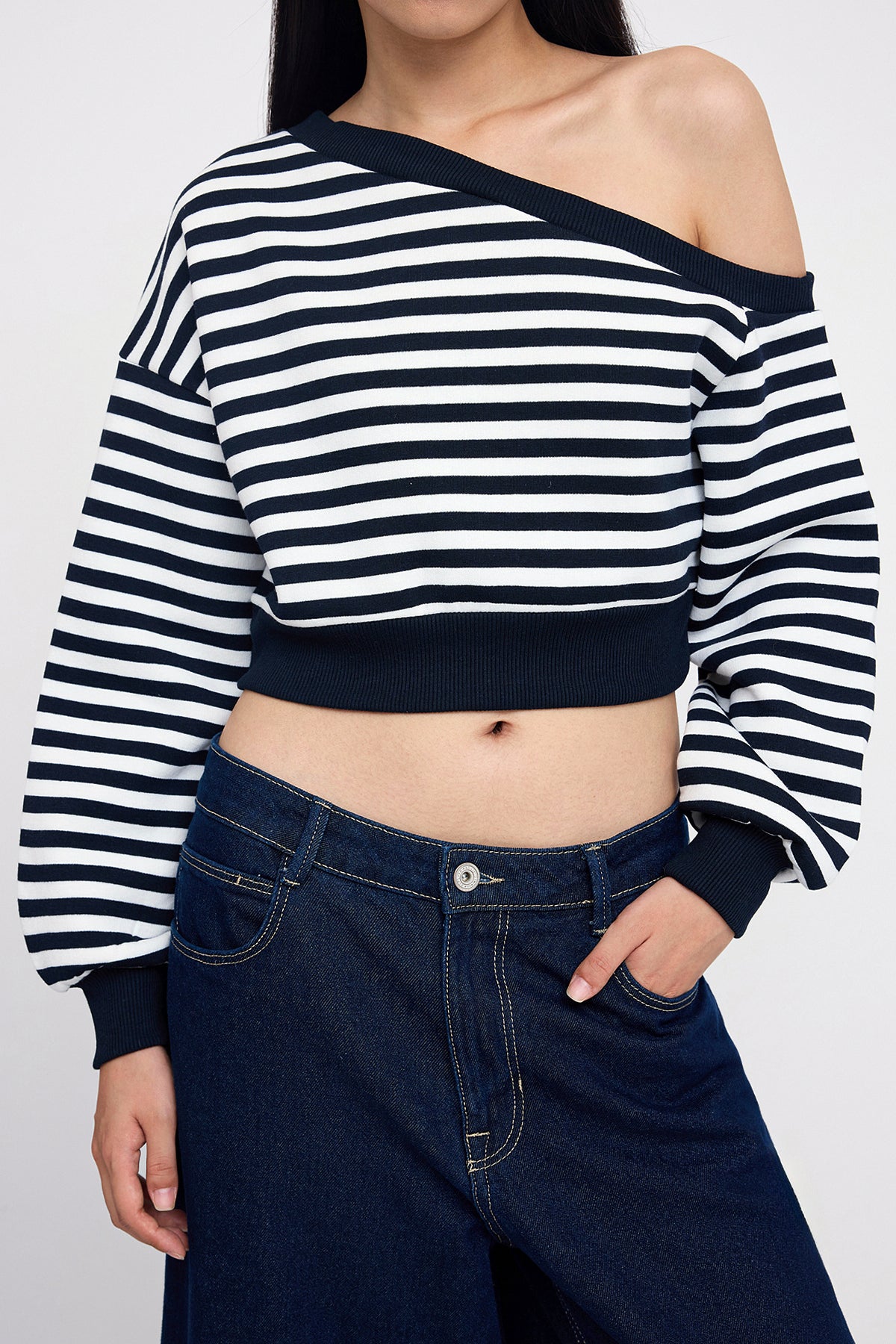 Trendyolmilla Teen Lacivert Çizgili Regular Kalıp İçi Polarlı Crop Asimetrik Yaka Örme Sweatshirt TWOAW25SW00143