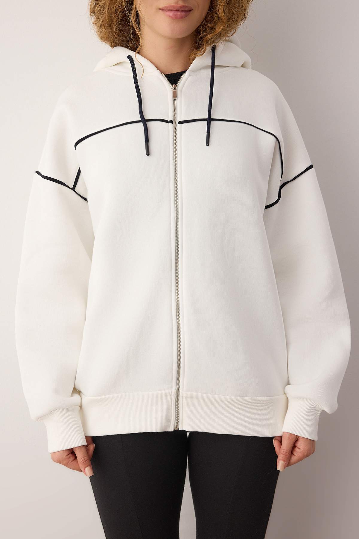 Trendyolmilla Lacivert Kapüşonlu ve Biye Detaylı Oversize/Geniş Kalıp Örme Sweatshirt TWOAW26SW00106